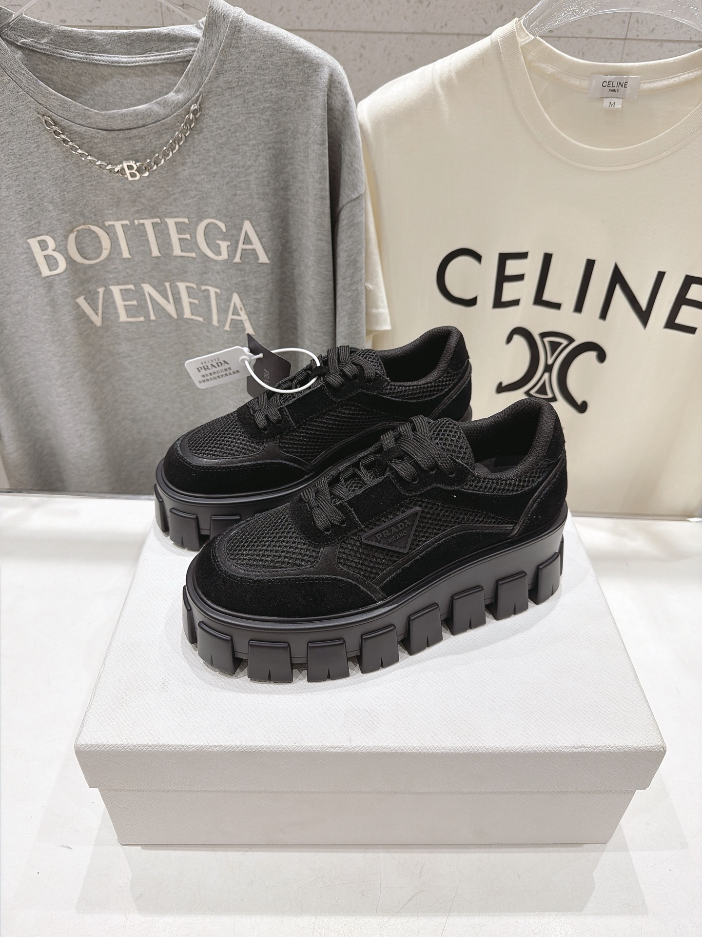 高版本出厂 prada/普拉达 F029 26ss新款系带厚底坦克鞋小白鞋休闲鞋 这款运动鞋延续经久不衰的轮廓,是 高版本出厂 prada/普拉达 F029 26ss新款系带厚底坦克鞋小白鞋休闲鞋 这款运动鞋延续经久不衰的轮廓,是