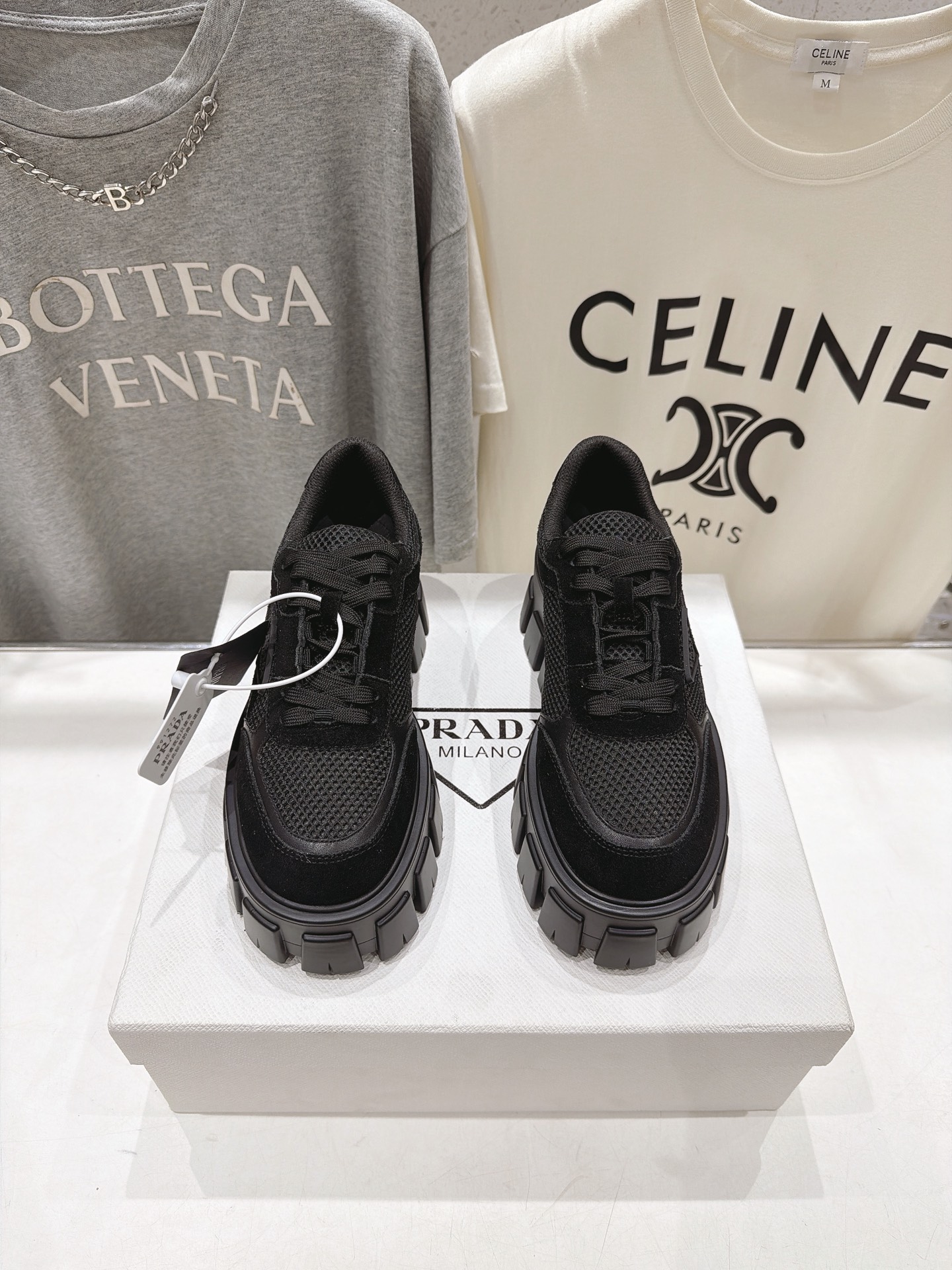 高版本出厂 prada/普拉达 F029 26ss新款系带厚底坦克鞋小白鞋休闲鞋 这款运动鞋延续经久不衰的轮廓,是 高版本出厂 prada/普拉达 F029 26ss新款系带厚底坦克鞋小白鞋休闲鞋 这款运动鞋延续经久不衰的轮廓,是