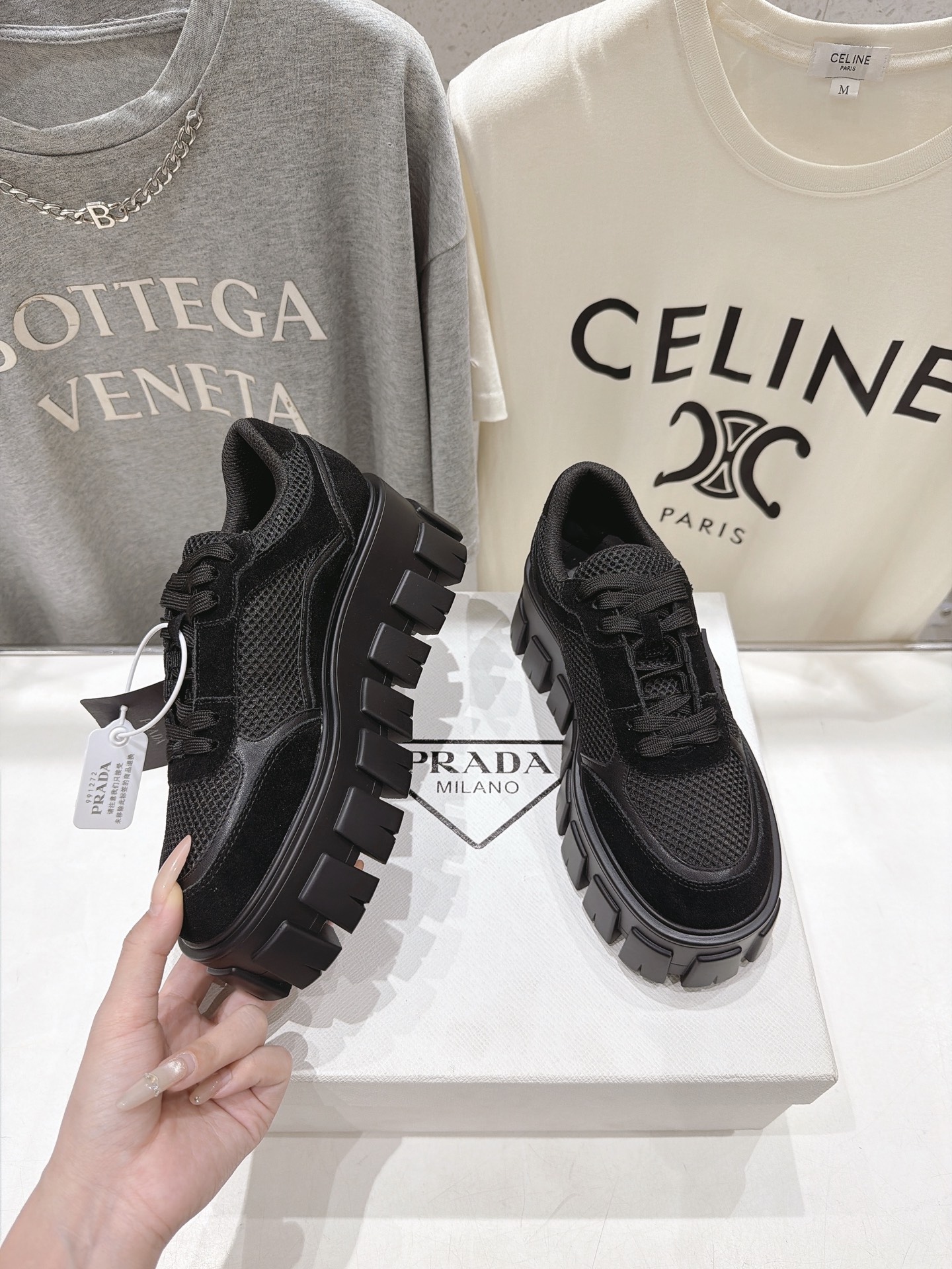 高版本出厂 prada/普拉达 F029 26ss新款系带厚底坦克鞋小白鞋休闲鞋 这款运动鞋延续经久不衰的轮廓,是 高版本出厂 prada/普拉达 F029 26ss新款系带厚底坦克鞋小白鞋休闲鞋 这款运动鞋延续经久不衰的轮廓,是