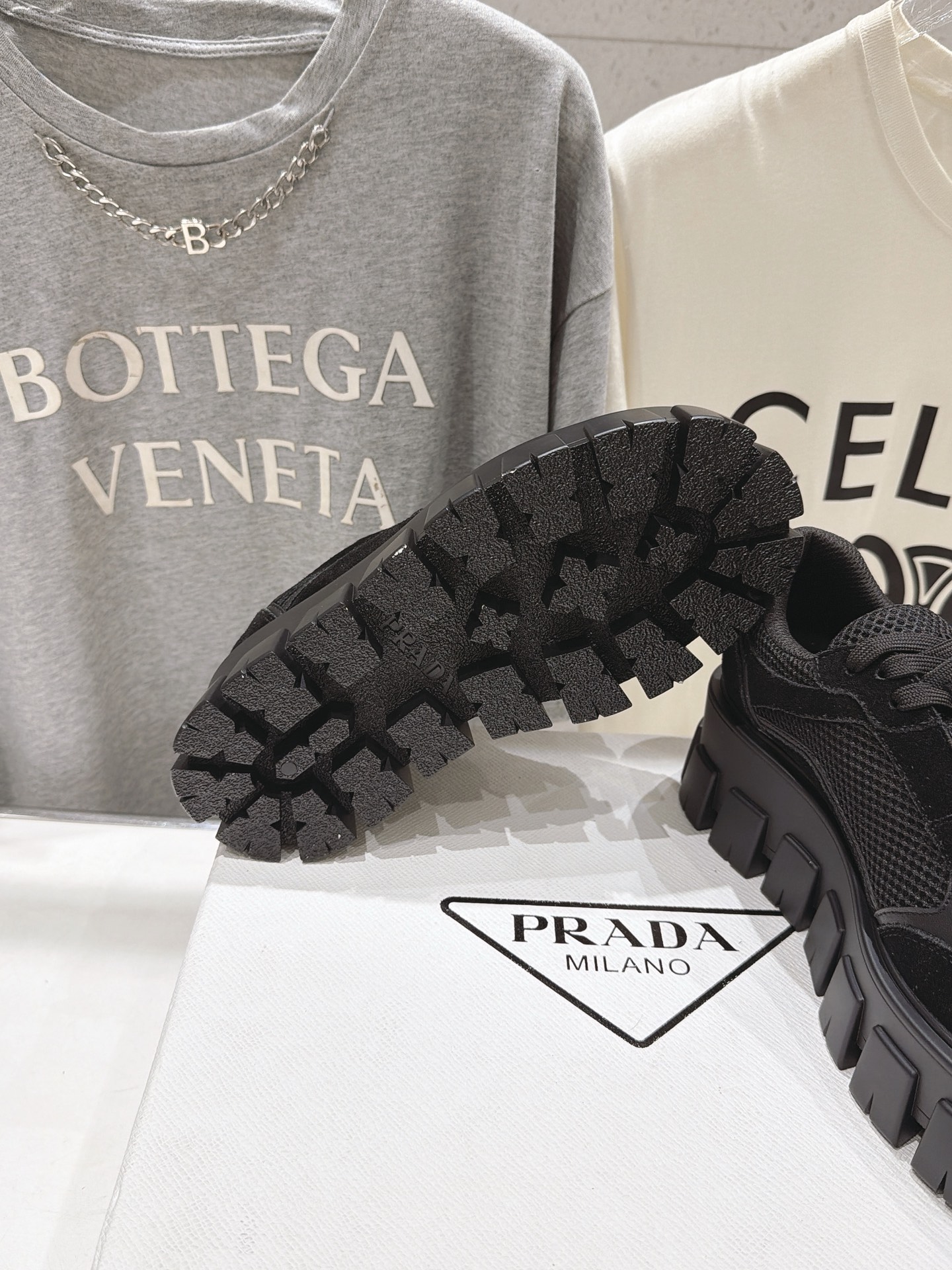 高版本出厂 prada/普拉达 F029 26ss新款系带厚底坦克鞋小白鞋休闲鞋 这款运动鞋延续经久不衰的轮廓,是 高版本出厂 prada/普拉达 F029 26ss新款系带厚底坦克鞋小白鞋休闲鞋 这款运动鞋延续经久不衰的轮廓,是