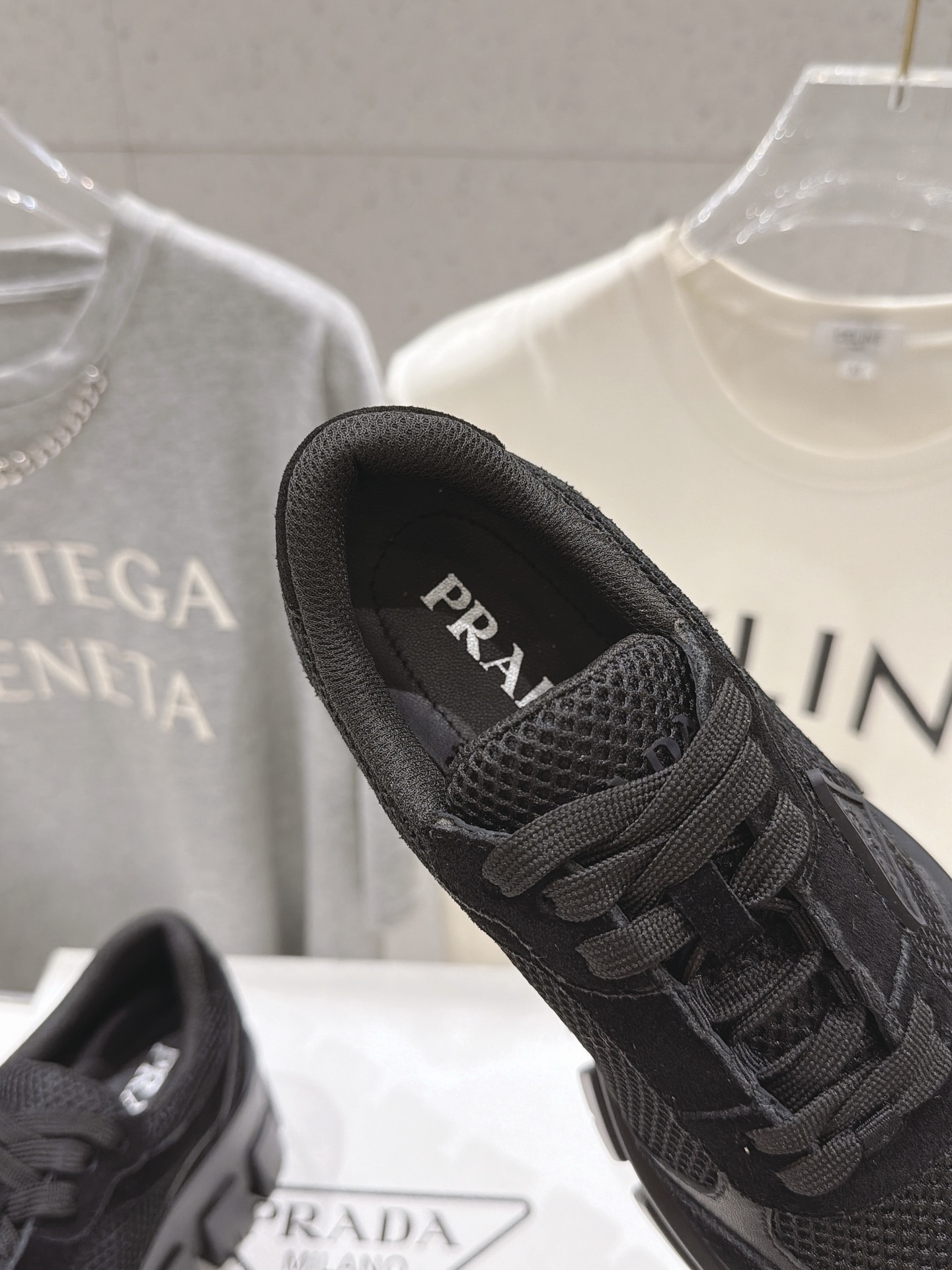 高版本出厂 prada/普拉达 F029 26ss新款系带厚底坦克鞋小白鞋休闲鞋 这款运动鞋延续经久不衰的轮廓,是 高版本出厂 prada/普拉达 F029 26ss新款系带厚底坦克鞋小白鞋休闲鞋 这款运动鞋延续经久不衰的轮廓,是