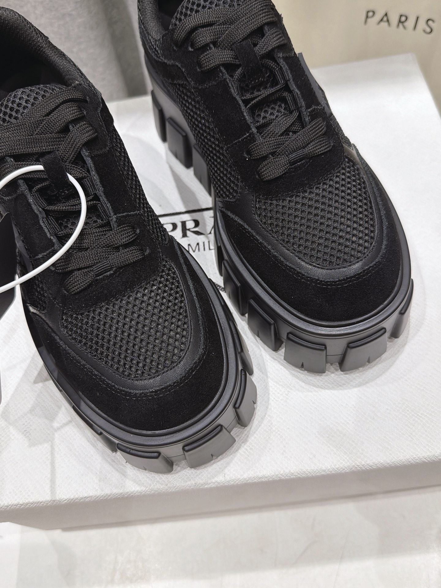 高版本出厂 prada/普拉达 F029 26ss新款系带厚底坦克鞋小白鞋休闲鞋 这款运动鞋延续经久不衰的轮廓,是 高版本出厂 prada/普拉达 F029 26ss新款系带厚底坦克鞋小白鞋休闲鞋 这款运动鞋延续经久不衰的轮廓,是