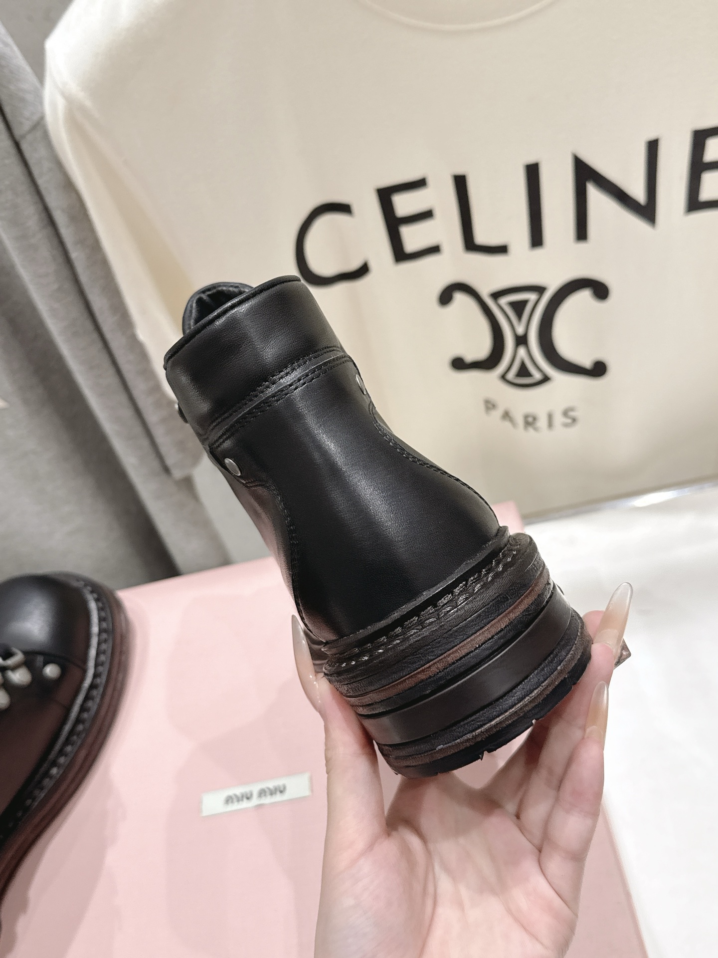 高版本出厂 MiuMiu/缪缪F068 26ss秋冬走秀新款·厚底防滑切尔西系带短靴马丁靴 出现在各大时装杂志封面· 高版本出厂 MiuMiu/缪缪F068 26ss秋冬走秀新款·厚底防滑切尔西系带短靴马丁靴 出现在各大时装杂志封面·