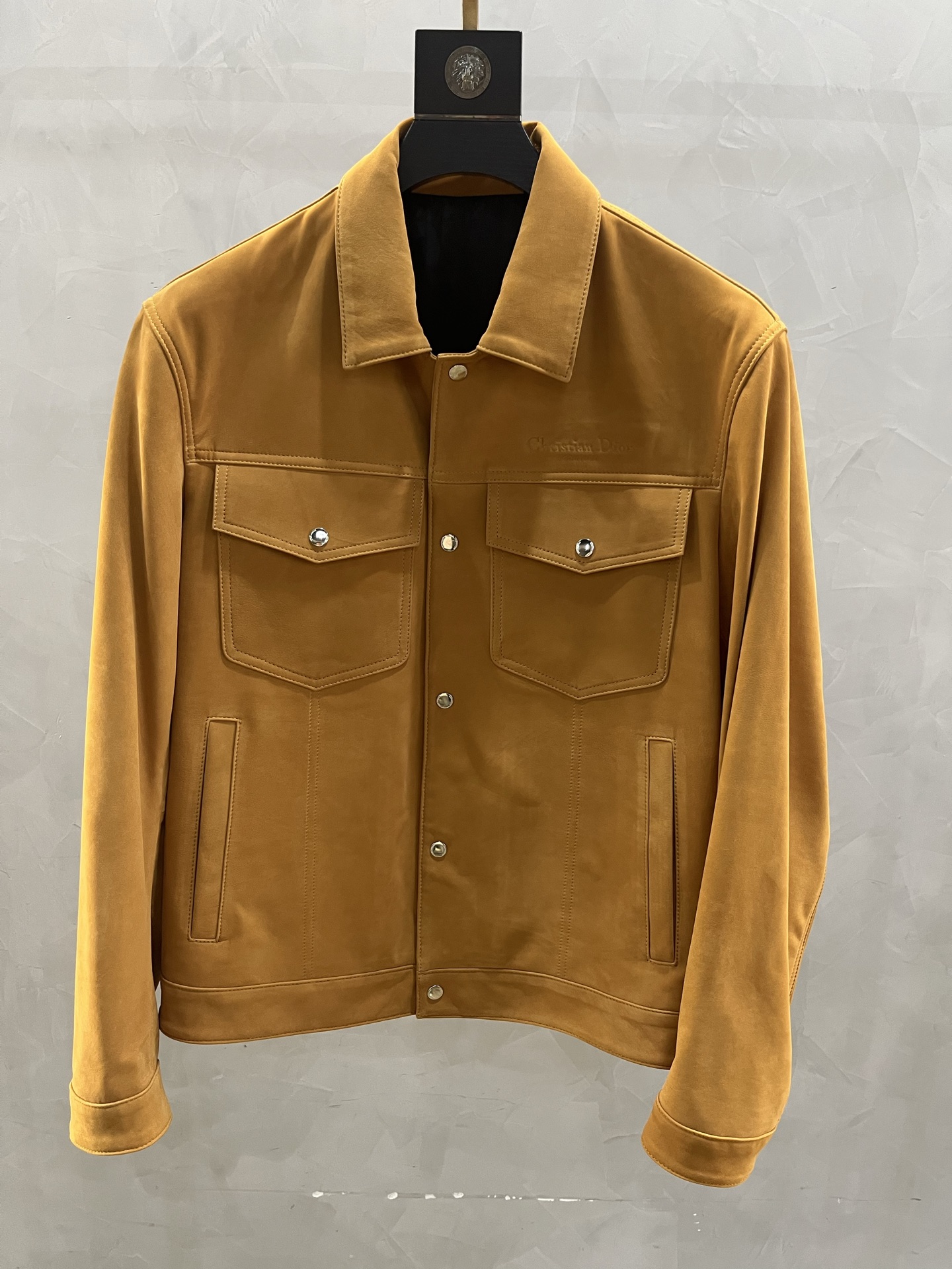 NO:871163,2025 Hong Kong counter Dior cowhide leather lapel jacket official website original single leather jacket, don't compare with the market end leather. It uses high-end imported Turkish craftsmanship. The texture is high-end and comfortable. The letter pattern on the lower left has a delicate and soft feel. The wiring process is neat and the workmanship is fine. Popular models are recommended. Popular models are recommended. Two colors are yellow and blue. Code number: 48--58 Coding:, Dior-clothing, dior, dior, jackets & coats, leather jacket, cowhide,198609092025香港专柜Dior迪奥太牛皮翻领外套官网原单皮衣外套,不要拿市场端皮比采用高档进口土耳工艺面料质感高端、舒适、左下方字母图案手感细腻柔软 走线流程利落做工精细爆款推荐.爆款推荐.两个颜色黄-兰. 码数:48—-58编码:,迪奥-服装,dior,dior,jackets & coats,leather jacket,cowhide,,Women's clothing
