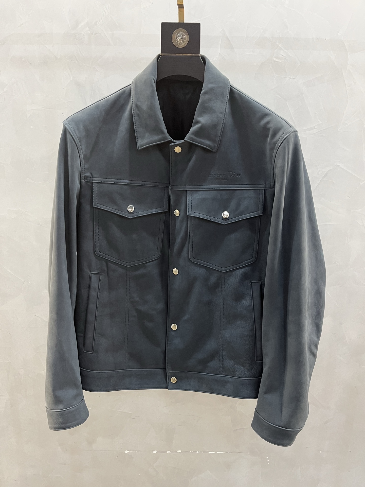 NO:866736,2025 Hong Kong counter Dior cowhide leather lapel jacket official website original single leather jacket, don't compare with the market end leather. It uses high-end imported Turkish craftsmanship. The texture is high-end and comfortable. The letter pattern on the lower left has a delicate and soft feel. The wiring process is neat and the workmanship is fine. Popular models are recommended. Popular models are recommended. Two colors are yellow and blue. Code number: 48--58 Coding:, Dior-clothing, dior, dior, jackets & coats, leather jacket, cowhide,198609092025香港专柜Dior迪奥太牛皮翻领外套官网原单皮衣外套,不要拿市场端皮比采用高档进口土耳工艺面料质感高端、舒适、左下方字母图案手感细腻柔软 走线流程利落做工精细爆款推荐.爆款推荐.两个颜色黄-兰. 码数:48—-58编码:,迪奥-服装,dior,dior,jackets & coats,leather jacket,cowhide,,Women's clothing