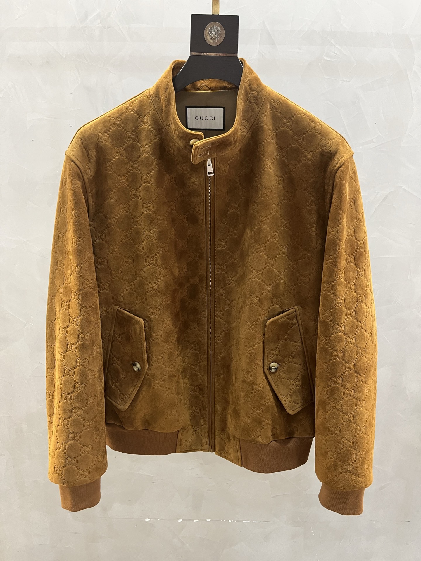 NO:871099,2025 Hong Kong City counter synchronizes [Gucci] latest men's stand-up collar cotton suede leather jacket, highlighting urban fashion. The counter reproduces the 'Double G' on the whole body one to one using the latest embossing technology. The Milan Double G has become popular in search engines again. The popular cotton-added style  The upper body effect is comfortable and different from the big brands. Once this model came out, it was enthusiastically sought after by men who pursue fashion and 'aesthetics' in the city. It is recommended as a hot model. Code number 48--58 Code:, Gucci-clothing, gucci, leather  jacket,198609092025香港城专柜同步【古琦】最新男装立领绵反绒皮衣,彰显都市时尚范,专柜一比一复刻全身的“双G”采用最新的压花工艺,米兰双G在搜索引擎中又火了一把.加棉爆款上身效果舒适大牌,与众不同.这款一经问世就受到了都市中追求时尚“唯美”男士的热烈追捧,爆款推荐.码数48—-58编码:,古驰-服装,gucci,leather jacket,,Women's clothing