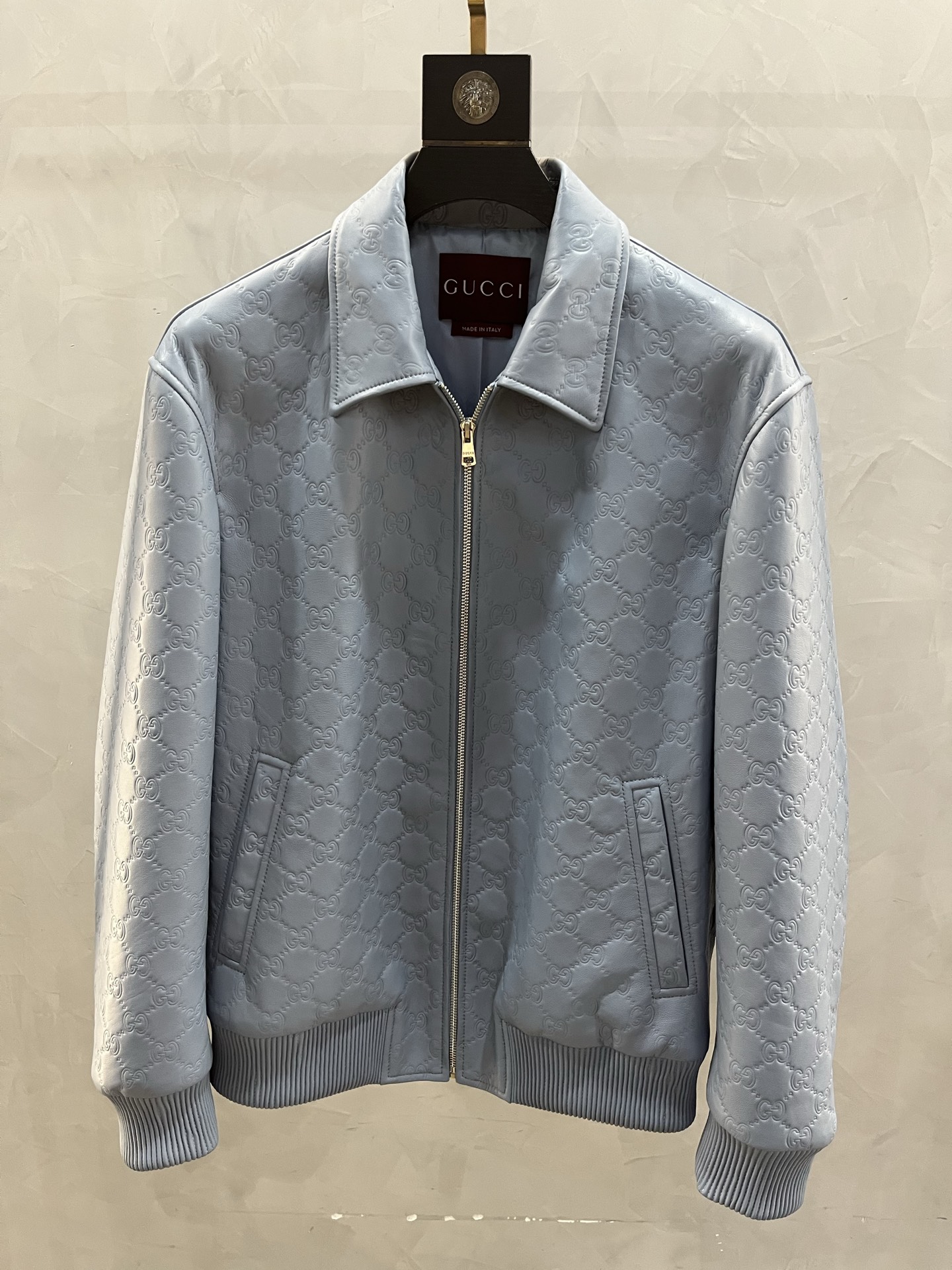 NO:931301,In 2025, the counter in Hong Kong City synchronizes [Gucci]’s latest men’s lapel leather jacket, which highlights the urban fashion style. The counter reproduces the “Double G” on the whole body one-to-one using the latest embossing technology. The Milan Double G has become popular in search engines again. The most popular model with cotton is on  The body effect is comfortable and big-name, unique. As soon as this model came out, it was enthusiastically sought after by men who pursue fashion and 'aesthetics' in the city. It is recommended as a hot model. Code number 48--58 Code:, Gucci-clothing, gucci, leather  jacket,198609092025香港城专柜同步【古琦】最新男装翻领皮衣,彰显都市时尚范,专柜一比一复刻全身的“双G”采用最新的压花工艺,米兰双G在搜索引擎中又火了一把.加棉爆款上身效果舒适大牌,与众不同.这款一经问世就受到了都市中追求时尚“唯美”男士的热烈追捧,爆款推荐.码数48—-58编码:,古驰-服装,gucci,leather jacket,,Women's clothing