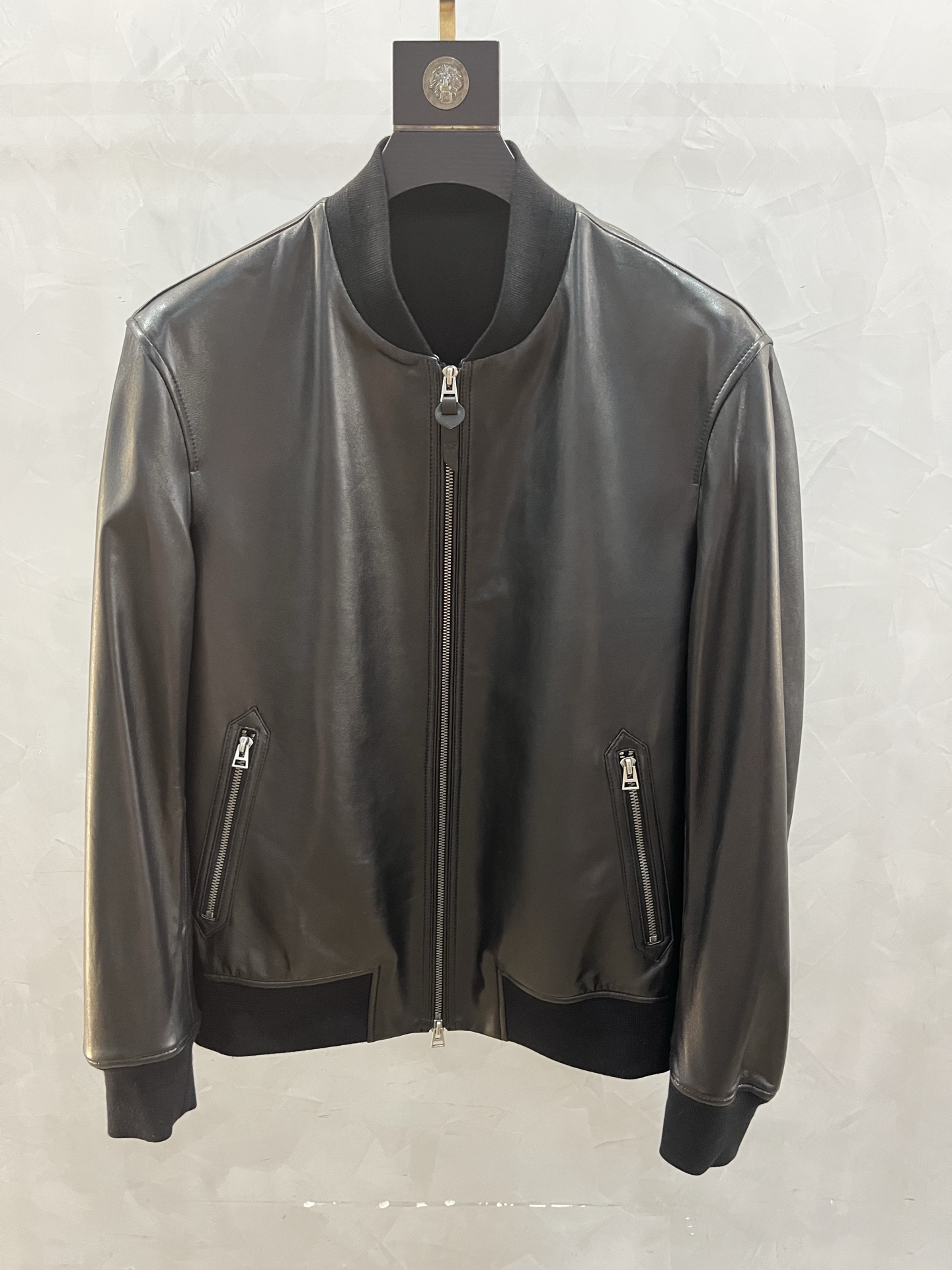NO:870920,TOM FORD, made of high-quality sheepskin, has a soft touch, high texture, and a simple yet fashionable design. It perfectly integrates modern elements and shows unparalleled charm. It is not only convenient and practical, but also adds a sense of fashion. The TF leather jacket is not only a fashion item, but also a reflection of an attitude towards life. It represents your pursuit of quality, love for fashion, and passion for life.  The style of the lapel jacket is fashionable and capable, which not only shows your elegant figure, but also gives you confidence and charm. Whether you are walking through the bustling streets of the city or attending important social occasions, this Tom Ford code number is 48-56. Code:, men's clothing, tom ford, tom ford, jackets & coats, leather jacket, sheepskin,19860909TOM FORD汤姆福特、优质羊皮材质,触感柔软,质感上乘,设计简约而不失时尚感.它完美地融合了现代的元素,展现出无与伦比的魅力.不仅方便实用,更增添了几分时尚感.TF皮衣不仅仅是一件时尚单品,更是一种生活态度的体现.它代表着你对品质的追求,对时尚的热爱,对生活的热情. 翻领夹克的版型,时尚而干练,不仅展现出您的优雅身姿,更赋予您自信与魅力.无论是穿梭于都市的繁华街道,还是出席重要的社交场合,这款汤姆福特 码数48—56编码:,男装,tom ford,tom ford,jackets & coats,leather jacket,sheepskin,,Women's clothing