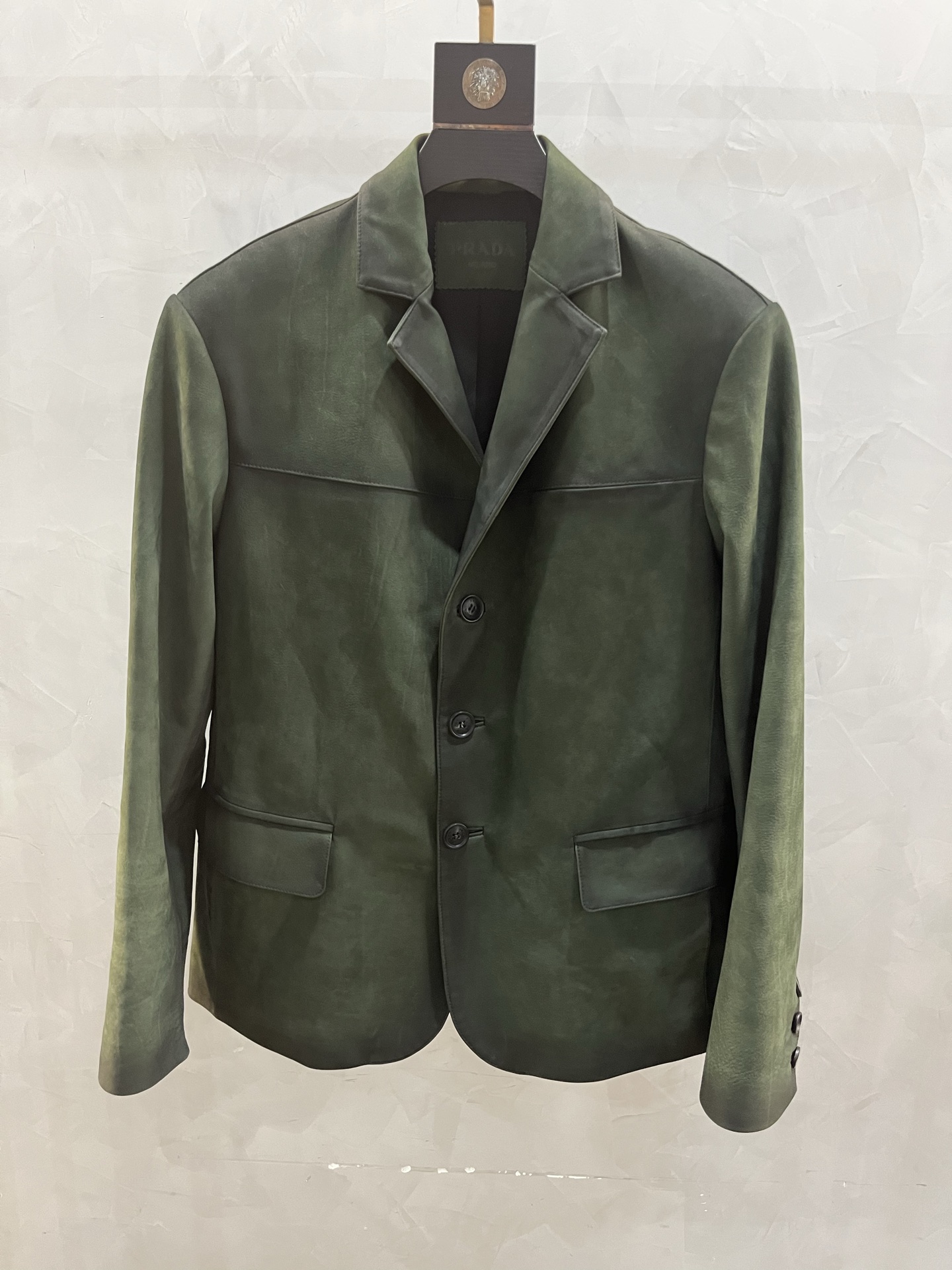 NO:870955,2025 new autumn and winter suits imported tire cowhide Prada high-end line, OEM first sale of imported private goods Prada autumn and winter new business casual suit leather jackets, Macau counters simultaneously on the shelves, imported New Zealand cowhide multi-element stitching fashion atmosphere is definitely not ordinary products in the market, the upper body is soft and comfortable, no sense of weight-bearing constraints) senior designers carefully cut!  The most popular pin supply design in autumn and winter, the original hardware mold opening accessories, the workmanship details are impeccable!  Recommend hot-selling items if you know the goods, available from stock. Code number 48--58:, Prada-clothing, prada, leather jacket, cowhide,198609092025秋冬新款西服进口胎牛皮普拉达高端线、代工厂首单发售进口私货普拉达秋冬新款商务休闲西服皮衣、澳门专柜同步上架、进口新西兰牛皮多元素缝线时尚大气绝非市场普通货,上身柔软舒适,无负重束缚感）深资设计师精心裁剪！秋冬最流行供针设计原版五金开模附件配件做工细节无可挑剔！懂货入手爆款推荐,现货供应. 码数48—-58编码:,普拉达-服装,prada,leather jacket,cowhide,,Women's clothing