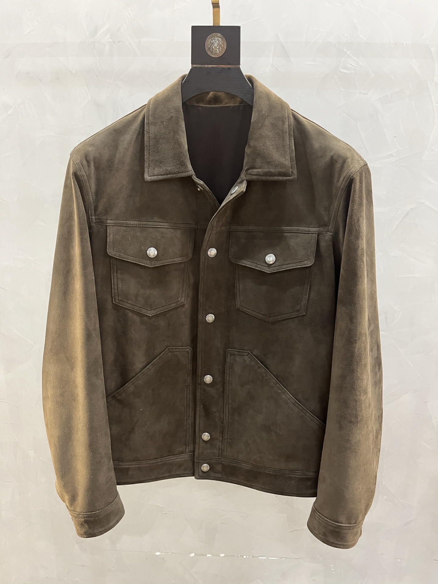 NO:871108,TOM  FORD Tom Ford, 25 new lapel suede lapel leather jacket. High-quality suede sheepskin material, soft to the touch, premium texture, simple yet fashionable design. It perfectly blends retro and modern elements, showing unparalleled charm. Classic lapel design  , combined with the personalized zipper and four-button closure design, it is not only convenient and practical, but also adds a sense of fashion. The TF leather jacket is not only a fashion item, but also a reflection of your attitude towards life. It represents your pursuit of quality, love for fashion, and passion for life.  The style of the lapel jacket is fashionable and capable, which not only shows your elegant figure, but also gives you confidence and charm. Whether you are walking through the bustling streets of the city, this Tom Ford has two colors and code numbers 48-56. Coding:, men's, tom ford, tom ford, jackets & coats, leather jacket, sheepskin,19860909TOM FORD汤姆福特、25新品翻领反绒皮翻领皮衣.优质绒面羊皮材质,触感柔软,质感上乘,设计简约而不失时尚感.它完美地融合了复古与现代的元素,展现出无与伦比的魅力.经典的翻领设计,结合个性的拉链和四合扣闭合设计,不仅方便实用,更增添了几分时尚感.TF皮衣不仅仅是一件时尚单品,更是一种生活态度的体现.它代表着你对品质的追求,对时尚的热爱,对生活的热情. 翻领夹克的版型,时尚而干练,不仅展现出您的优雅身姿,更赋予您自信与魅力.无论是穿梭于都市的繁华街道这款汤姆福特 ,两个颜色 码数48—56编码:,男装,tom ford,tom ford,jackets & coats,leather jacket,sheepskin,,Women's clothing