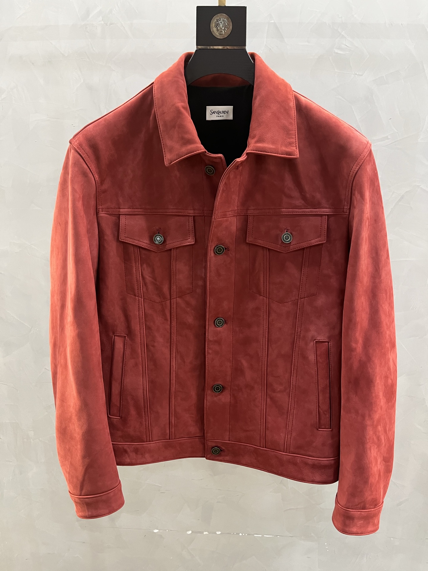 NO:822381,2025 Hong Kong Counter_Yves Saint Laurent_Foreign Trade Company Order, Premium Purchasing Original Version, The Latest Autumn and Winter Counter Model Deerskin Suede Leather Jacket, the fabric is made of imported genuine deerskin leather, it feels very fleshy, and the placket is customized  The ancient hardware button design makes it easy to put on and take off. It is developed and reproduced according to the original version. It is a must-have item for autumn and winter. It is immediately suitable. It is well-tailored and very slim. It has three standards and has a stylish upper body. It is a must-have item for trendy men. Welcome to compare at the counter.  Code number 48–58:, saint laurent-clothing, saint laurent, jackets & coats, leather jacket,198609092025香港专柜_圣罗兰_外贸公司订单,精品代购原单版本,秋冬最新专柜款鹿皮反绒皮衣外套,面料采用进口小鹿皮真皮皮革,手感很有肉感,衣襟定制复古五金排扣按扣设计穿脱自如,遵循原版开发复刻,秋冬必入单品当即正适宜,剪裁得意,非常显瘦.三标齐全,上身有款有型,潮男必入单品.欢迎对比专柜. 码数48–58编码:,圣罗兰-服装,saint laurent,jackets & coats,leather jacket,,Women's clothing