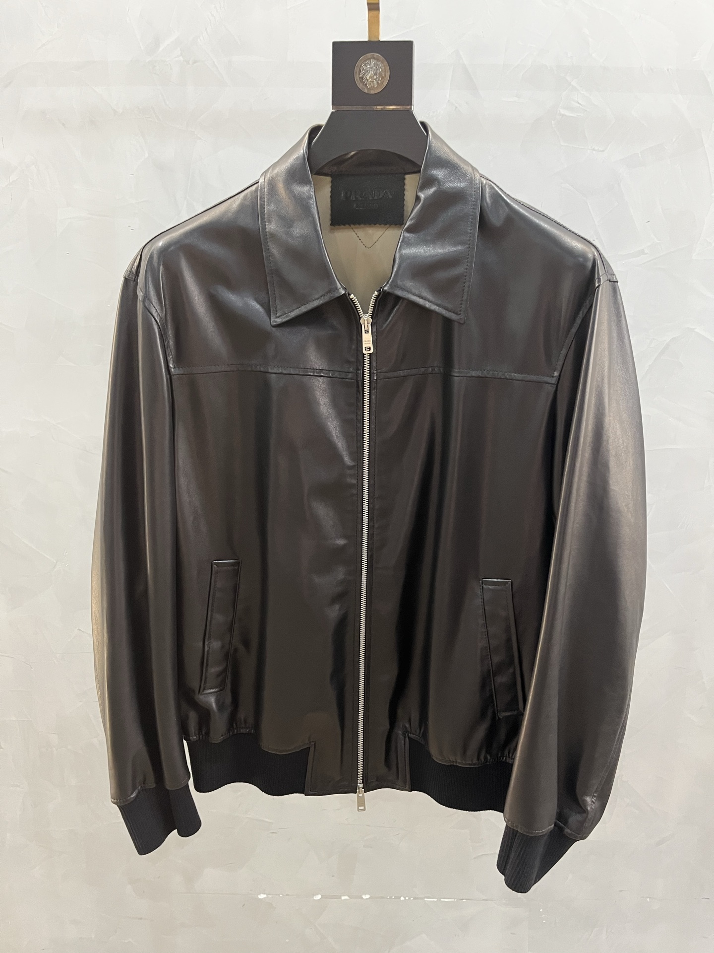 NO:871123,2025 new autumn and winter new lapel imported cowhide Prada high-end line, OEM's first sale of imported private goods Prada autumn and winter new business casual leather jackets, Hong Kong counters simultaneously on the shelves, imported New Zealand cowhide multi-element stitching fashion atmosphere is definitely not ordinary products in the market, the upper body is soft and comfortable, carefully cut by experienced designers!  The most popular pin supply design in autumn and winter, the original hardware mold opening accessories, the workmanship details are impeccable!  It is recommended to know the goods and get the hottest items. Code number 48--58:, Prada-clothing, prada, leather jacket, cowhide,198609092025秋冬新款翻领进口牛皮普拉达高端线、代工厂首单发售进口私货普拉达秋冬新款商务休闲皮衣、香港专柜同步上架、进口新西兰牛皮多元素缝线时尚大气绝非市场普通货,上身柔软舒适,深资设计师精心裁剪！秋冬最流行供针设计原版五金开模附件配件做工细节无可挑剔！懂货入手爆款推荐. 码数48—-58编码:,普拉达-服装,prada,leather jacket,cowhide,,Women's clothing