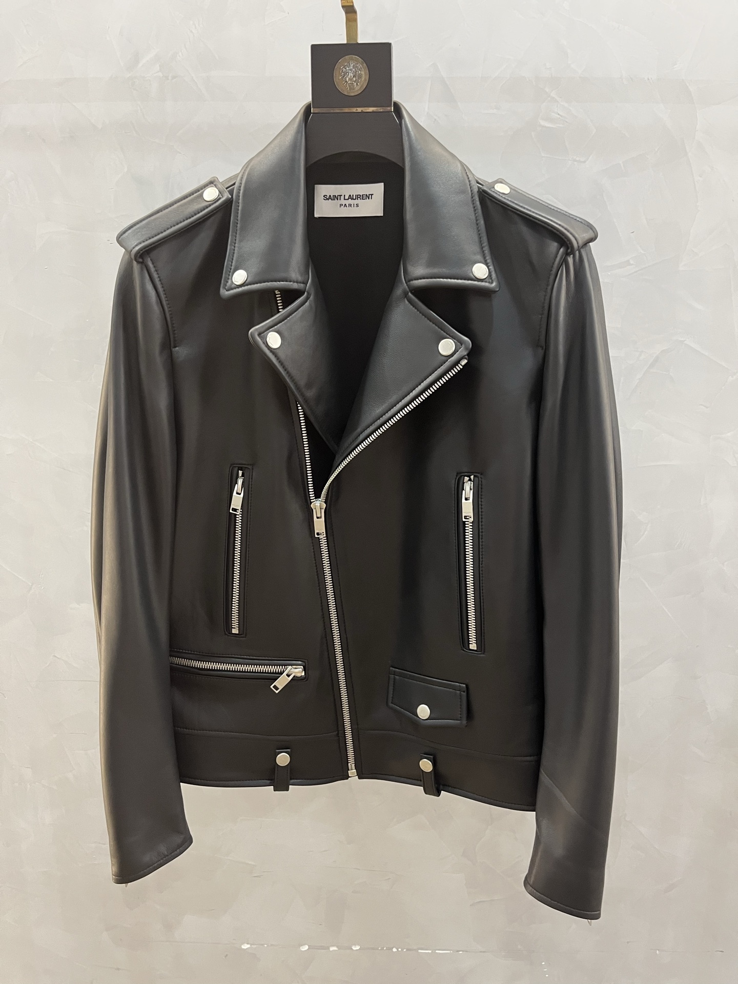 NO:870774,Unisex style Yves Saint Laurent Hong Kong  The classic autumn and winter series brings a classic masterpiece for both men and women - motorcycle clothing. YSL. This motorcycle clothing is made of imported goatskin. Its excellent quality and delicate texture show Yves Saint Laurent's strict pursuit of materials. The retro motorcycle shape has smooth lines, precise tailoring, ergonomics and perfect hooks.  It highlights the wearer's figure. Wearing it, whether it is a man or a woman, can instantly exude a capable and uninhibited charm. It is not only a piece of clothing, but also a symbol of attitude, demonstrating the persistent pursuit of freedom and individuality. Code number 46-58 Code:, Saint Laurent-clothing, saint  laurent, saint laurent, sheepskin,19860909男女同款 香港圣罗兰 经典款年秋冬系列带来了男女同款的经典力作——机车服.YSL.这款机车服精选进口山羊皮,其卓越的品质与细腻的质感,展现了圣罗兰对材质的严苛追求.复古的机车板型,线条流畅,剪裁精准,贴合人体工学,完美勾勒出穿着者的身形.穿上它,无论是男士还是女士,都能瞬间散发出一种干练而不羁的魅力.它不仅仅是一件服装,更是一种态度的象征,彰显着对自由与个性的执着追求.码数46—58编码:,圣罗兰-服装,saint laurent,saint laurent,sheepskin,,Women's clothing