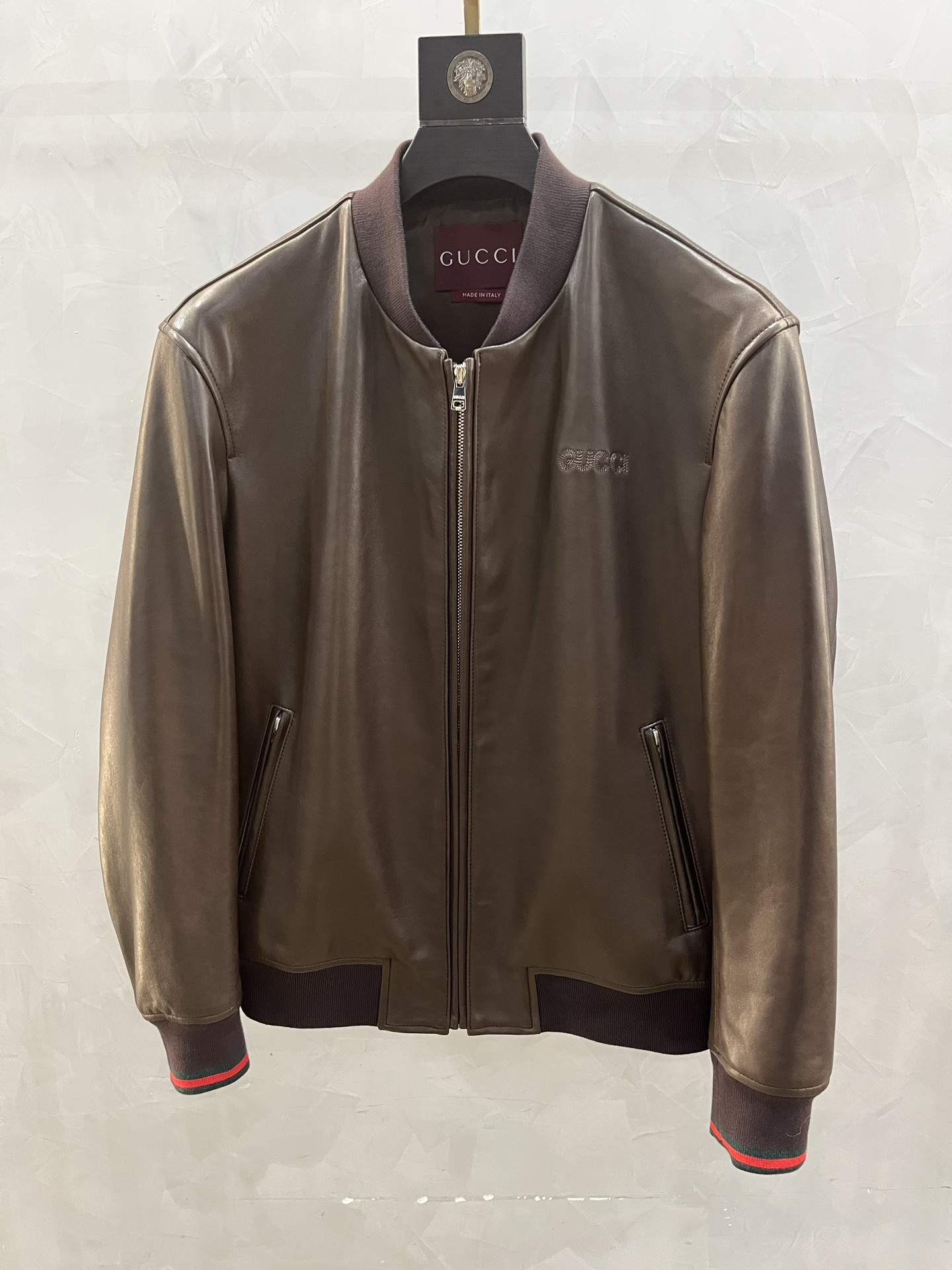 NO:822361,The classic GUCC1 Gucci original quality counters are on sale at the same time. The color of the top-quality original leather jacket in Gjia coffee is super beautiful and not exaggerated. The baseball uniform version looks youthful. It can be shown off in various occasions. The threaded closures are all 100% wool. They are specially customized and made by heavy workers. Absolutely awesome. The leather is very delicate and the lines are clear. This autumn and winter must-have series. One of the leather jackets is brown and black. Code number 48-58: Gucci-clothing, gucci, gucci, gucci, jackets &  coats,leather jacket,19860909经典GUCC1 古琦 原单品质专柜同步发售 G家咖色顶级原版皮衣颜色超美不夸张 棒球服版型显年轻 各种场合都可以秀爆螺纹收口都是百分百羊毛特别定制 重工人工打造 绝对牛货 皮质非常细腻纹路清晰 这个秋冬不能缺系列之一皮衣外套棕色和黑色. 码数48—58编码:,古驰-服装,gucci,gucci,gucci,jackets & coats,leather jacket,,Women's clothing