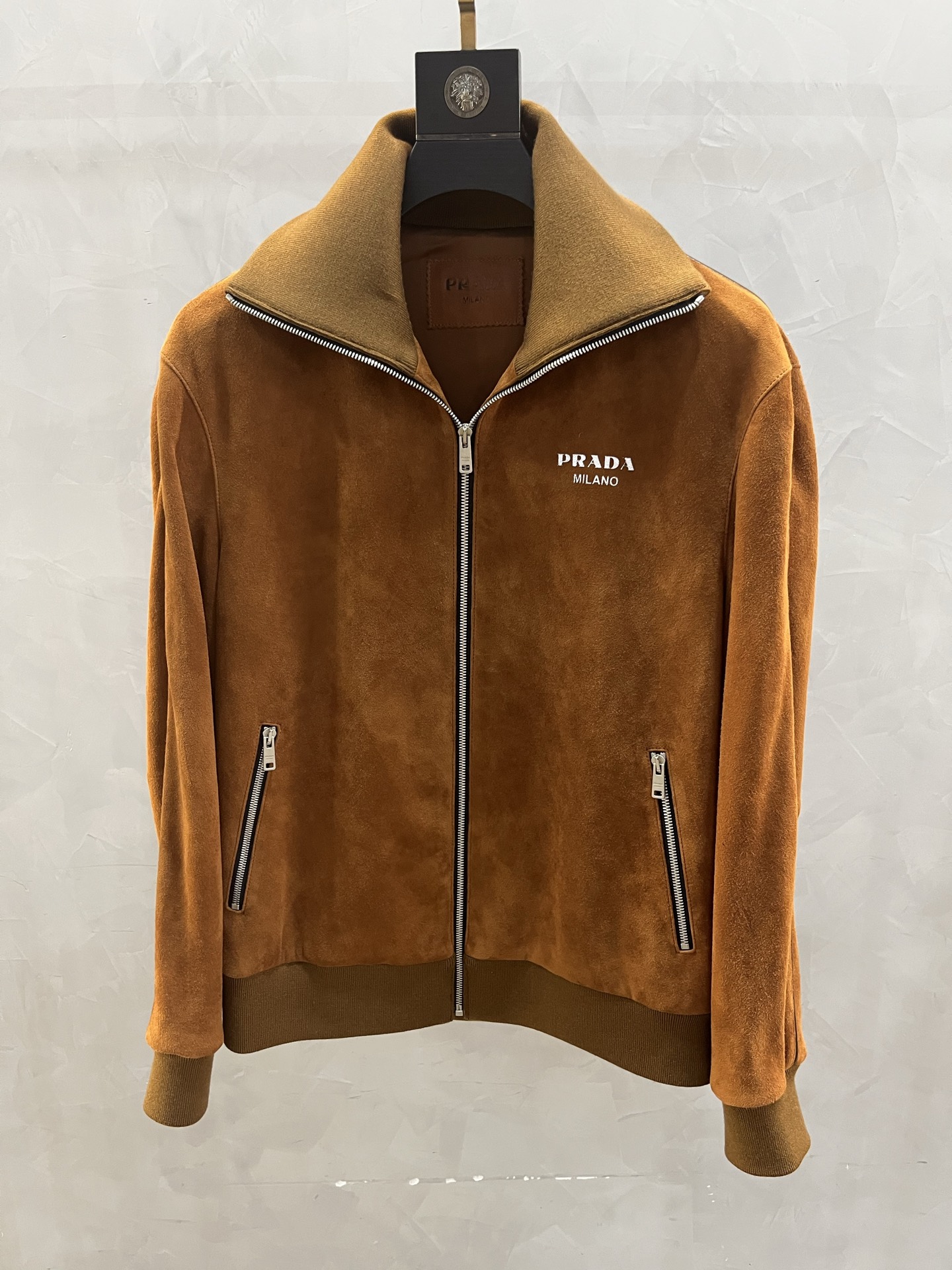 NO:866758,The same style for men and women. The 2025 autumn and winter new style is available at the Hong Kong Harbor City counter simultaneously. PRADDA suede leather zipper jacket is made of imported suede sheepskin. Stand-up collar cashmere drape stick. The texture is very good. It has a taste of old money style. Printed letters in the lower left corner. Welcome to compare at the counter. Code number 46-58 coding:, Prada - clothing, prada, prada, jackets & coats, leather jacket, sheepskin,19860909男女同款 2025秋冬新款香港海港城专柜同步上新 PRADDA普拉达反绒皮衣拉链夹克 采用进口绒面羊皮 立领羊绒垂感棒 质感非常好 有股老钱风的味道,左下角印花字母、欢迎专柜对比. 码数46—58编码:,普拉达-服装,prada,prada,jackets & coats,leather jacket,sheepskin,,Women's clothing