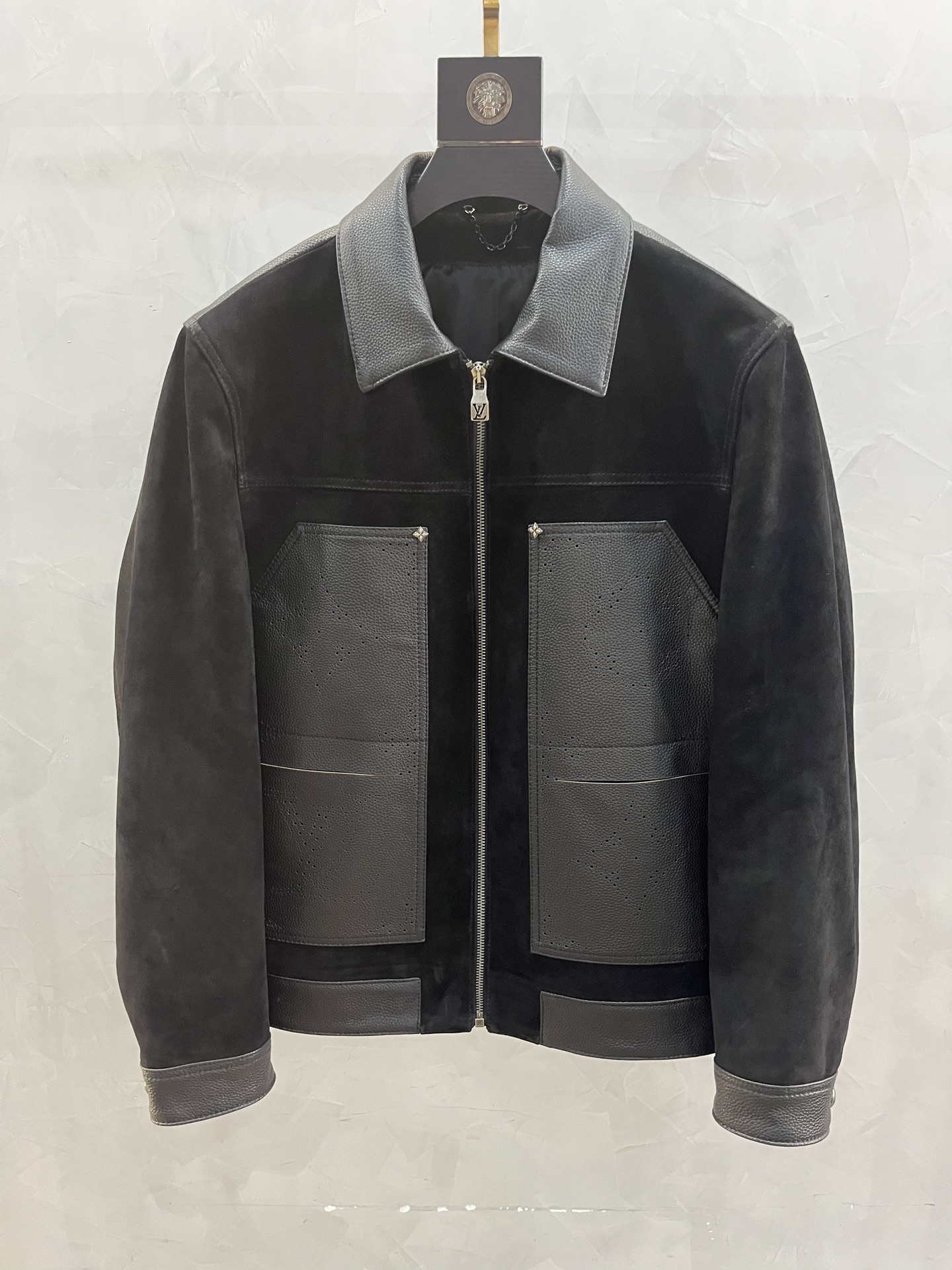 NO:870816,New version of leather jacket with embossed LOGO made of cowhide] The new Lvjia is a blockbuster item for men this fall and winter!  This item is made entirely of calfskin imported from Italy, with the same texture and gloss!  It is a representative of French luxury art, a brand used by famous aristocrats and the upper class. It is born for gorgeousness and has the name of Rolls-Royce in the fashion industry. Its level of luxury subverts imagination. Leather coats are highly fashionable luxury items in the matching season. A high-quality leather garment can also become 'hard currency' in the wardrobe. It is very investment-friendly and is a must-have item that every man is eager for. It can easily occupy the entire autumn and winter matching season!  The essence of Lujia's single products lies in high-end and simplicity, which belongs to its unique aesthetic culture and is also full of its own charming attributes. It is quite sophisticated in terms of design, craftsmanship and materials. The pursuit of quality is very rigorous and demanding, and every detail is used to prove its brand image!  The whole body design follows the typical essence of the Lu family, with artistic shapes, deconstructed aesthetic design, and wide-format design style. Laohua LV is exclusively for lining printing. It is a limited edition sale. It combines the most classic colors of the Lu family. Multiple colors create a conflicting effect with a strong visual sense. It conquers the public with its unique charm. This is also the most advanced way of expressing identity!  The overall materials are high-quality and luxurious. The top-grade sheep leather produced in southern France is supplied by the customer. The leather surface has a delicate and natural luster. The comfort, softness and breathability can be called S-level quality (much better than the inferior, rough and lusterless leather materials on the market, or even fake leather). The texture is overwhelming, and the upper body experience is excellent, irresistible!  The details of the craftsmanship are extremely exquisite, the door embroidery is made by hand, and the stitching process is impeccable. The tailoring is excellent, three-dimensional and slim fit, full of style, with lapel design, fashionable and age-reducing, perfect for business and leisure. It is a poison that is cool and handsome to the core. It is a thing that shows the status of urban elites. It is something that can only be encountered but not sought after!  Code number 48-58: Louis Vuitton-clothing, louis vuitton, louis vuitton, louis vuitton, louis vuitton, jackets & coats, leather jacket, cowhide, sheepskin,19860909新版压花LOGO牛皮材质皮衣外套】新款驴家今年秋冬男款中的重磅单品！这款单品全部意大利进口小牛皮打造,同一种质感和光泽度！ 属于法国殿堂级奢华艺术的代表,属于名门贵族与上流社会的御用品牌,为华丽而生,拥有着时装界的劳斯莱斯名号,其奢侈程度颠覆想象,皮衣属于搭配季塑造性极高的奢物,一件上乘的皮装亦足以成为衣橱里的“硬通货”,非常具有投资性,是每个男人趋之若鹜的必备单品,可以轻松占据整个秋冬搭配季！ 驴家的单品真谛在于高级和简约,这属于它的独特的美学文化,亦是充满自身魅力属性,无论在设计、工艺和用料方面都颇为考究,对于品质的追求非常严谨和苛刻,用每一个细节来力证自身品牌形象！ 通体的设计沿袭了驴家的典型精髓,造型颇具艺术感,解构式的美学设计,阔版设计风格 老花lv专供里布印花 属于限量版发售性质,集合了驴家最经典的配色,多种色系形成互冲效果,视觉感极强,仅以它独特的魅力来征服大众,这亦是最高级的身份表达方式！ 整体用料上乘奢华,客供的法国南部产的顶级绵羊皮,皮面光泽细腻自然,舒适度和柔软度以及透气度都堪称S级品质（完胜于市面劣质粗糙毫无光泽感的皮料,甚至滥竽充数之流）,质感爆棚,上身体验感极佳,无法抗拒！ 细节工艺极致考究,门禁Lv 家刺绣,纯手工辑线工艺,无可挑剔,裁剪很绝,立体且修身到位,型款十足,搭配翻领设计,时髦且减龄,商务休闲完美驾驭,属于上身酷帅到骨子里的毒物,都市精英身份的彰显之物,可遇而不可求！码数48—58编码:,路易威登-服装,louis vuitton,louis vuitton,louis vuitton,louis vuitton,jackets & coats,leather jacket,cowhide,sheepskin,,Women's clothing