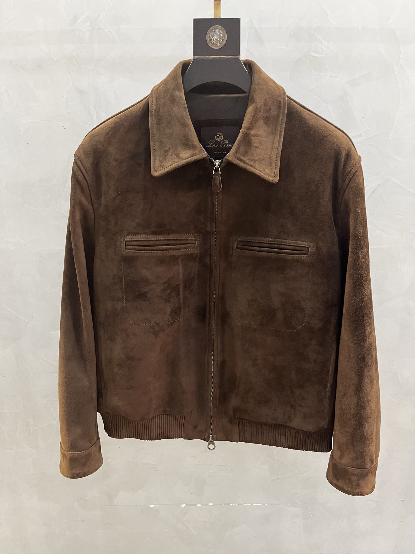 NO:868216,2025 Hong Kong counter synchronizes [suede leather jacket] Luxurious new work of air force uniform, LP quality two-color jacket. A must-have exquisite item for autumn and winter, smart and light shirt style, special suede process cow leather, light and thin but wide and warm, artificially assisted woven floral collar technology, beautiful and luxurious, creating a minimalist high-quality experience. Code number 48-58, men's clothing, loro piana, jackets & coats, jackets & coats, shirts, leather  jacket,cowhide,chamois leather,198609092025香港专柜同步【反绒皮衣】空军服奢华新作,LP品质感双色夹克外套.秋冬季必备的精致单品,干练轻衬衫版型,特殊麂皮工艺处理牛皮革,轻薄同时挺阔保暖,人工辅助现织花领口工艺,致美奢华,打造极简的高品体验. 码数48——58编码,男装,loro piana,jackets & coats,jackets & coats,shirts,leather jacket,cowhide,chamois leather,,Women's clothing