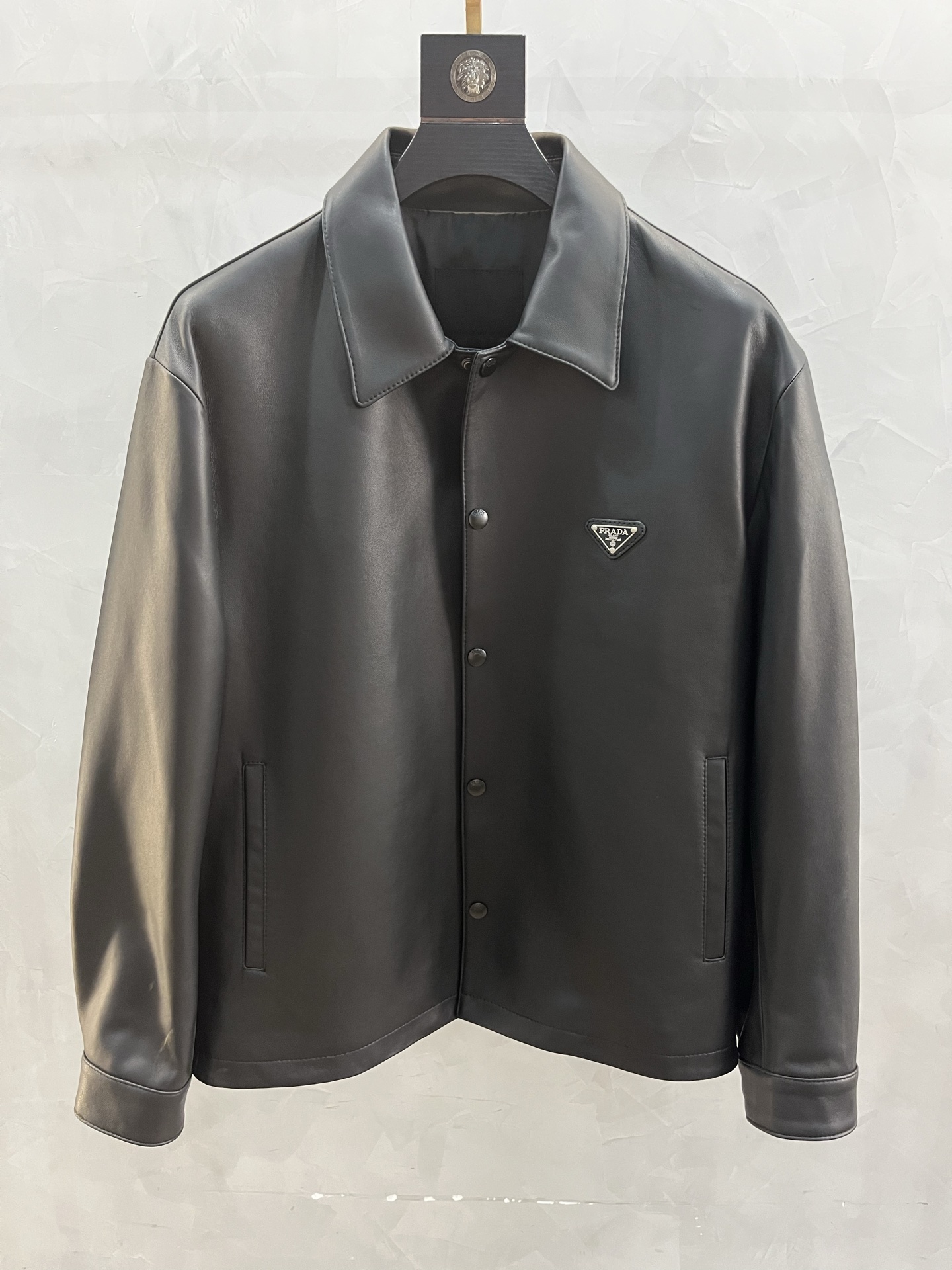 NO:871192,2025 Autumn and Winter PRADA Paris Fashion Show Shirt Men's Genuine Leather Jacket. The first-layer sheepskin imported from Spain is selected to feel delicate and soft, very wide and stylish. The lapel jacket version shows the man's capable temperament. Excellent matchability, the highest version currently on the market. The hardware accessories are all customized with logo letters, and every detail is exquisite and perfect. The whole product is of foreign trade quality and can be used for business.  Can be casual. Code number 48--58 Coding:, Prada-clothing, prada, prada, jackets & coats, jackets & coats, shirts, leather jacket, sheepskin,198609092025款秋冬 普拉达PRADA 巴黎时装走秀款衬衫男款真皮皮衣外套.甄选西班牙进口头层羊皮手感细腻软糯,挺阔有型 翻领夹克版型 .彰显男性干练气质. 搭配性绝佳,目前市场最高版. 五金配件全部带logo字母开模定制,每个细节位置都精致完美. 全品相外贸品质 可商务 可休闲.码数48—-58编码:,普拉达-服装,prada,prada,jackets & coats,jackets & coats,shirts,leather jacket,sheepskin,,Women's clothing