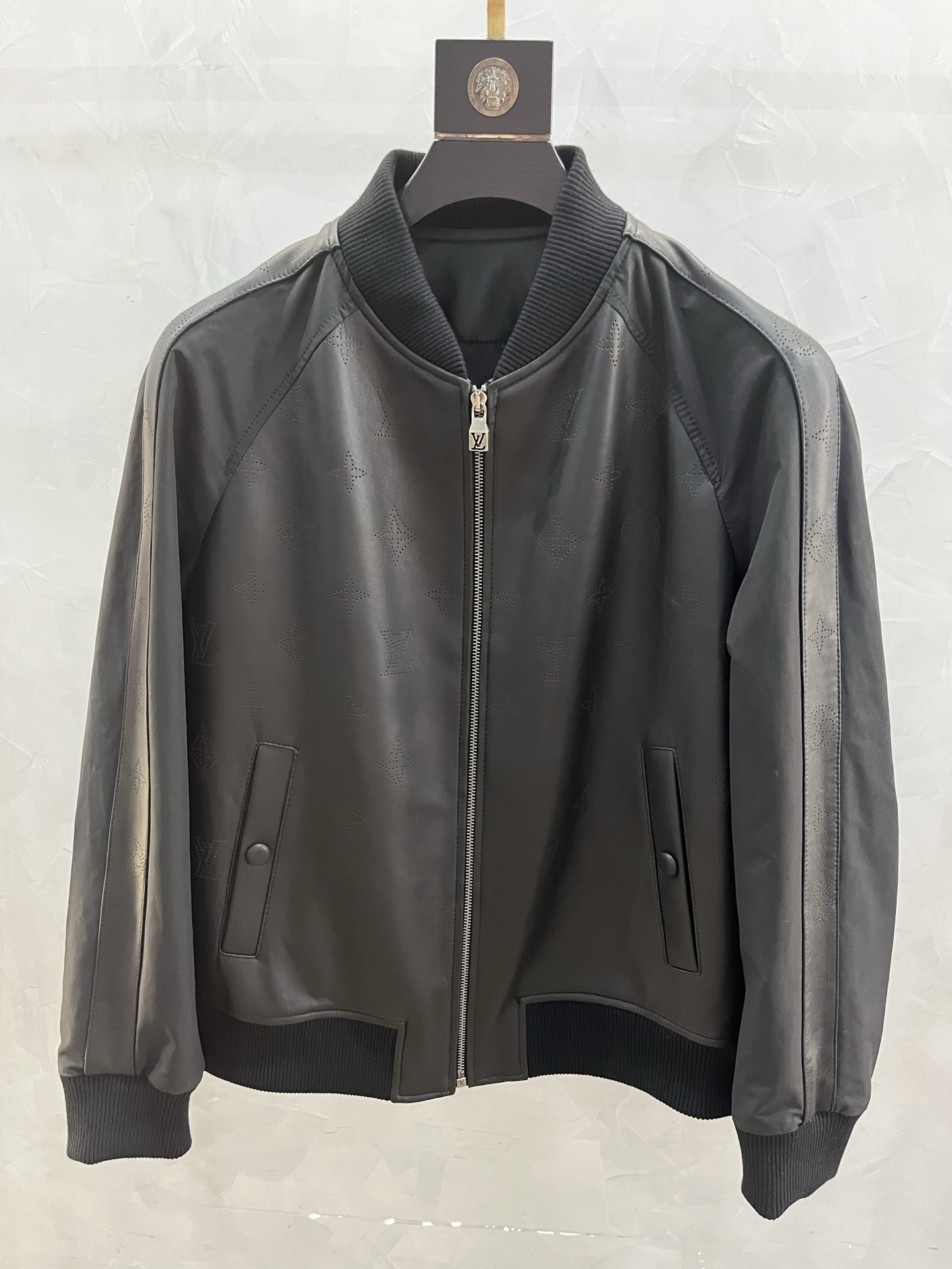 NO:866795,Hong Kong counter heavy-duty leather jackets - LV Louis Vuitton Exclusively sells new leather embroidery all over with laser lettering, spliced baseball jackets, high versions and high versions (different from ordinary goods in the market, custom-woven lining jacquard fabrics, high-end sleeves, custom-made metal original buttons, main catwalk style with detailed features, original fabrics, the same style as Internet celebrity stars, high version, high quality, very comfortable, fashionable and individual, a super versatile and good-looking jacket. Code number: 48--58 code:, Louis Vuitton - clothing, louis  vuitton,louis vuitton,jackets & coats,leather jacket,19860909香港专柜重工皮衣-LV路易威登 独家专供新款拼皮刺绣满身激光打字母,拼接棒球服外套高版本高版本(区别市场普通货定织里布提花面料 高档袖子定做金属原版纽扣 主打走秀款详细特征原版面料 网红明星同款 高版本 高品质手感非常舒服 时尚又个性 超级百搭好看的一款外套 码数48——-58编码:,路易威登-服装,louis vuitton,louis vuitton,jackets & coats,leather jacket,,Women's clothing