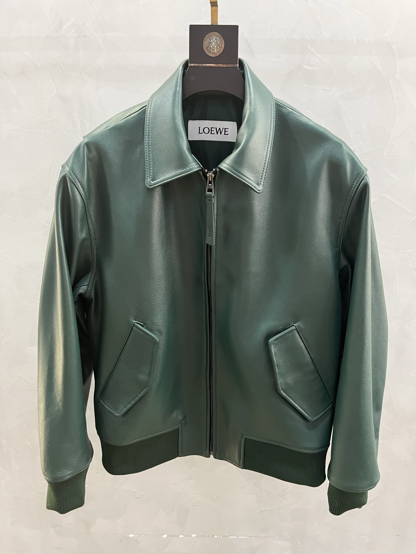 NO:871022,LOEWE Loewe  Fashion multi-pocket motorcycle lapel genuine leather jacket, heavy-duty product, the leather is high-end New Zealand cowhide leather, the new season's design highlights the modern aesthetic, full of fashion and vitality, the overall shape is typical and fashionable improvement and continuation, reshaping fashion  It has a casual spirit, the overall materials are high-quality and luxurious, the leather surface has a delicate and natural luster, the comfort, softness and breathability are all S+ quality, the texture is overwhelming, the upper body is incomparably handsome, the style is full, fashionable and casual at the same time, the leather jacket is a highly photographed item.  Code number 48–58:, Loewe-clothing, loewe, loewe, jackets & coats, jackets & coats, leather jacket, cowhide,19860909LOEWE 罗意威 时装款多口袋机车翻领真皮皮衣夹克外套,重磅级臻品,皮料乃新西兰高端牛皮皮料,新一季的设计彰显了现代审美,充满时尚感与活力感,整体的造型典型且时髦的改良和延续,重塑了时尚休闲精神,整体用料上乘奢华,皮面光泽细腻自然,舒适度和柔软度以及透气度都堪称S+级品质,质感爆棚,版型上身无敌帅气,型款十足,时尚与休闲兼修,皮衣属于出镜率极高的单品. 码数48–58编码:,罗意威-服装,loewe,loewe,jackets & coats,jackets & coats,leather jacket,cowhide,,Women's clothing