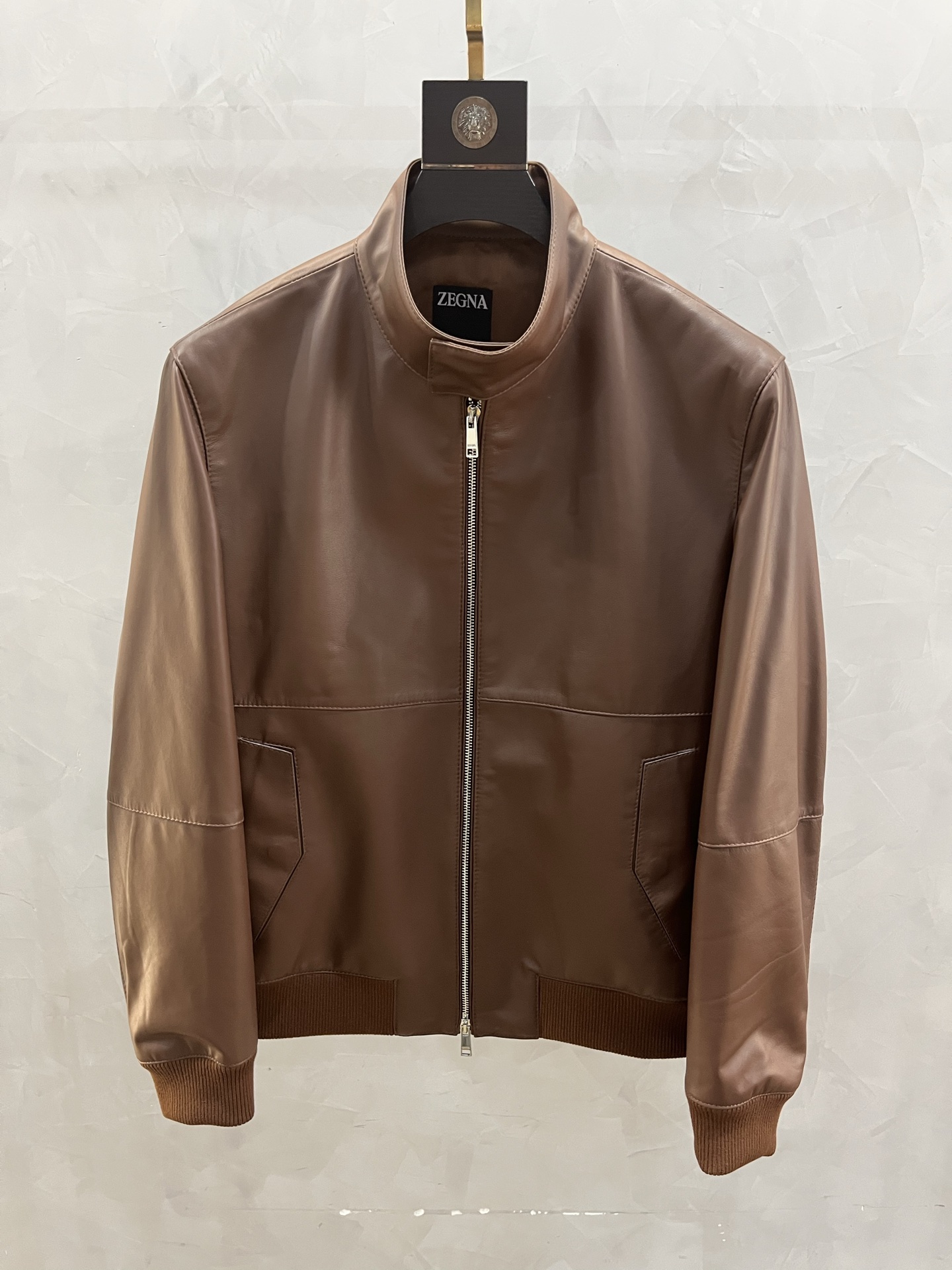 NO:822365,2025 autumn and winter ZEGNA men's stand-collar high-end fashion casual leather jacket, everyone can control it, and instantly create a mysterious, cool and handsome street style!  Ermenegildo Zegna Urban Casual Stand Collar Leather Jacket, a high-end, fashionable and high-quality baseball collar leather jacket!  The upper body will not feel constrained, and the price/performance ratio is higher. It feels dry, comfortable and high-end, three-dimensional and stylish, and can be blended with any color to create a high-end look!  ZEGNA is a typical urban aristocratic luxury brand. It is synonymous with high-end and fashion. The appropriate benefits of fashion are to make you slimmer and taller, and the vision is infinitely extended~~ The classic black color is restrained and unobtrusive, low-key and can not be ignored. It can be matched with various items. It is highly practical and wearable. If it is worn by a mature and calm man, it will look more handsome and attractive!  Code number 48-58 Coding:, men's clothing, zegna, leather jacket,198609092025秋冬ZEGNA男士立领高级时尚休闲皮衣,人人可驾驭,瞬间打造出神秘酷帅街头风格！杰尼亚都市休闲立领皮衣,一款高档时尚很有质感的棒球领皮衣！上身不会有约束感,性价比也更高,摸起来干爽舒适高级,立体又有型,能与任何颜色调和出高级感！ ZEGNA属于典型的都市贵族奢华品牌 高级与时髦的代名词 时髦的恰当好处显瘦显高视觉上无限延长～～经典黑色系内敛又不张扬,低调又不可忽视可以搭配各种单品,实穿性颇高,如果是成熟沉稳的男士穿起来更帅更有魅力！ 码数48—58编码:,男装,zegna,leather jacket,,Women's clothing