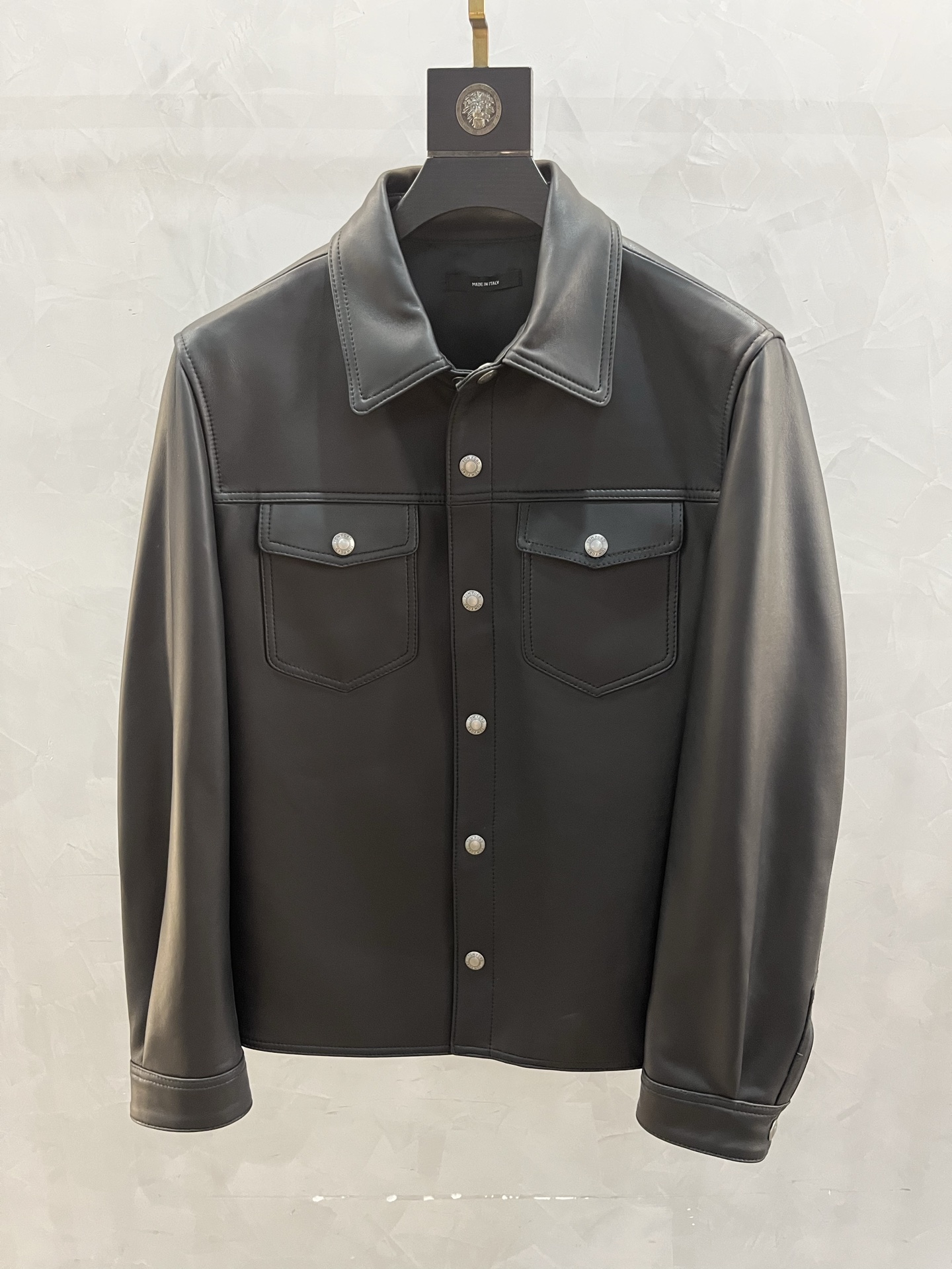 NO:871024,2025TF Tom Ford  New genuine leather shirt-style leather jacket], our products are all created and designed in the small town of SOLOMEO, Italy. This new jacket combines the lightness of sheepskin and the casual inspiration of a shirt. The lightweight leather suede and black cowhide design ensure the lightness of the jacket and can be easily worn in warm climates. The Western-style shawl on the shoulders, flap patch pockets and horn buttons give the jacket a unique casual feel. Code number 48-58 Code:, men's, tom  ford,jackets & coats,shirts,leather jacket,cowhide,sheepskin,198609092025TF 汤姆福特 新款客真皮衬衫式皮衣外套】,我们的产品均在意大利SOLOMEO(索罗梅奥)小镇创做设计,这款新款外套结合了羊皮的轻盈和衬衫的休闲灵感,轻质皮革的绒面配黑色牛皮设计确保了外套的轻盈,在温暖气候下也可以轻松穿出气质.双肩西部风格的披挂、翻盖贴袋和角质扣让外套拥有与众不同的休闲感.码数48-58编码:,男装,tom ford,jackets & coats,shirts,leather jacket,cowhide,sheepskin,,Women's clothing