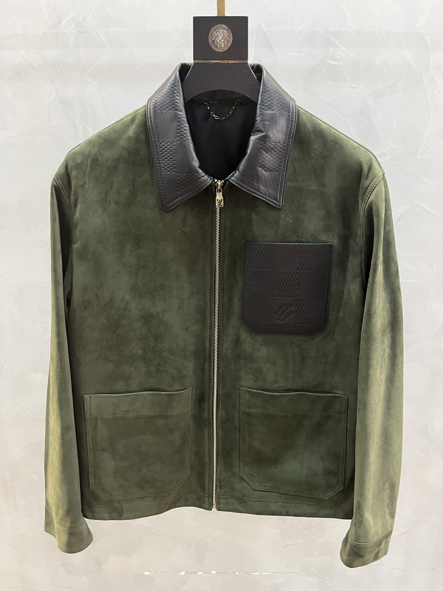 NO:871209,LV Louis Vuitton 25 new autumn and winter new imported hybrid sheep suede genuine leather jacket from New Zealand, black/coffee imported mixed sheepskin suede. Such suede leather is very rare in the tanning process, and the yield rate is less than 15%. If it is not a real hard product, I believe you will not repurchase it. There are always a few leather jackets to wear, especially in autumn, its flop rate is higher than all clothes. Especially this one, this year's new product  , follows the popular style in recent years, and improves on it to retain the fashionability while giving people a refreshing feeling~ The advanced customization of threads on the collar, hem and cuffs makes the whole dress extra stylish. If you want a high-end hard leather jacket, it will show your unique and distinctive quality/taste. Code number 48-58:, Louis Vuitton-clothing, louis vuitton, louis vuitton, jackets & coats, jackets &  coats,leather jacket,sheepskin,19860909LV 路易威登 25秋冬新款新西兰进口混种羊反绒 真皮皮衣外套 ,黑色/咖色进口混种羊皮绒面,这样的绒面皮料在制革工艺过程中非常难得,成品率不足15.如果不是真正的硬货色,相信你们也不会回购,皮衣夹克外套总要有几件备着穿 ,特别是进入秋季,它的翻牌率比所有的衣服都高 .特别是这款,今年的新品 ,沿用了近几年红到飞起的版型 ,在其基础上进行改良,保留时髦度的同时给人耳目一新的感觉~领口下摆袖口的螺纹高级定制,使整件衣服分外有格调.想要高端硬货皮衣,彰显独特与众不同的品质/品味 . 码数48—58编码:,路易威登-服装,louis vuitton,louis vuitton,jackets & coats,jackets & coats,leather jacket,sheepskin,,Women's clothing