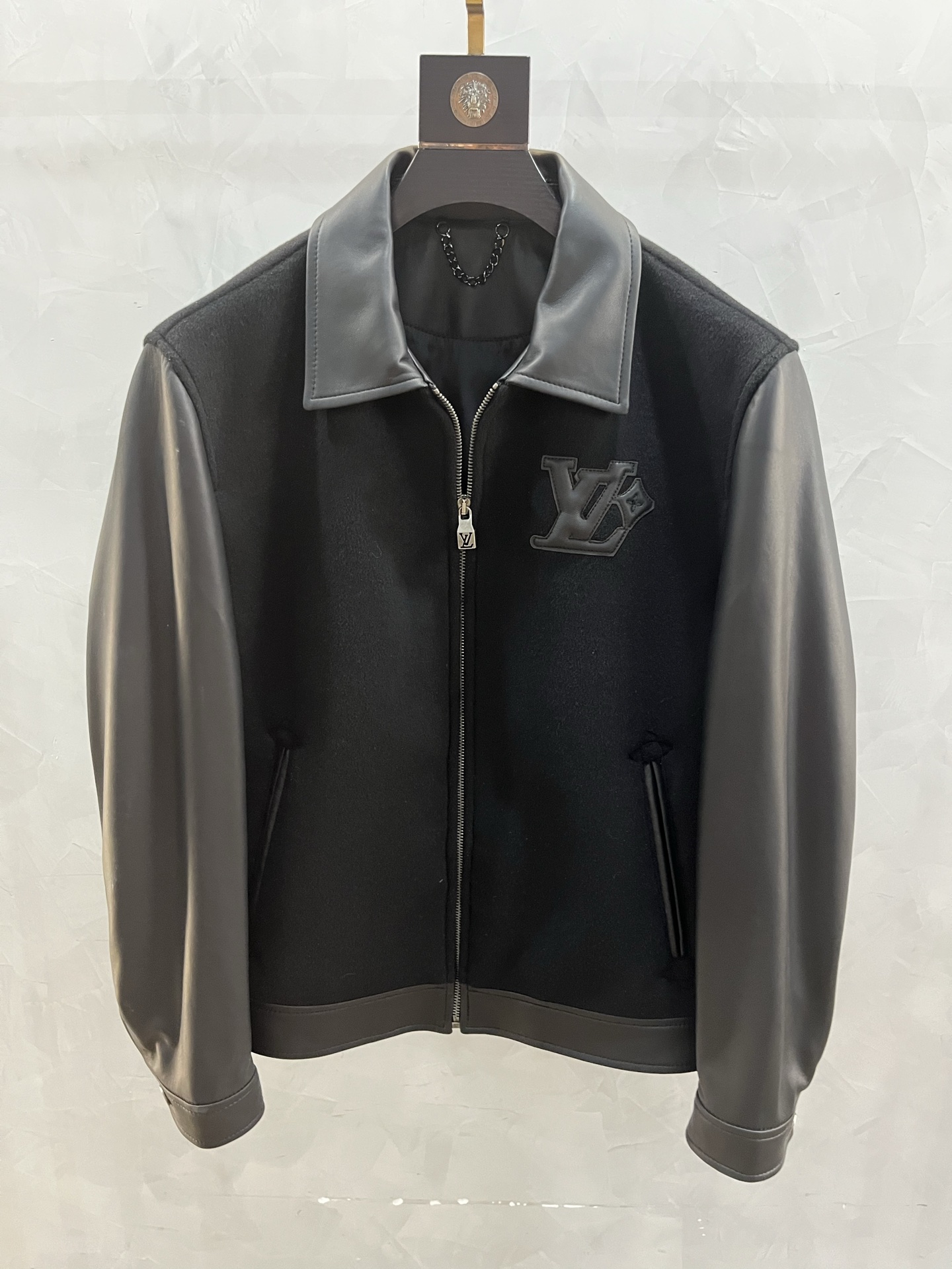 NO:822371,Hong Kong counter heavy-duty leather jackets - LV Louis Vuitton exclusively provides new leather embroidery splicing woolen baseball jackets high version high version high-end imitation leather sleeves custom-made metal original buttons original hot diamond embroidery pearl pattern design on the back very exquisite original fabric the same style as Internet celebrity stars. Code number 48-58 coding:, Louis Vuitton-clothing, louis vuitton, louis vuitton, jackets & coats, leather jacket,19860909香港专柜重工皮衣-LV路易威登 独家专供新款拼皮刺绣拼接毛呢棒球服外套高版本高版本高档仿皮袖子定做金属原版纽扣 原版烫钻刺绣 后背珍珠图案设计 十分精致原版面料 网红明星同款 . 码数48—58编码:,路易威登-服装,louis vuitton,louis vuitton,jackets & coats,leather jacket,,Women's clothing