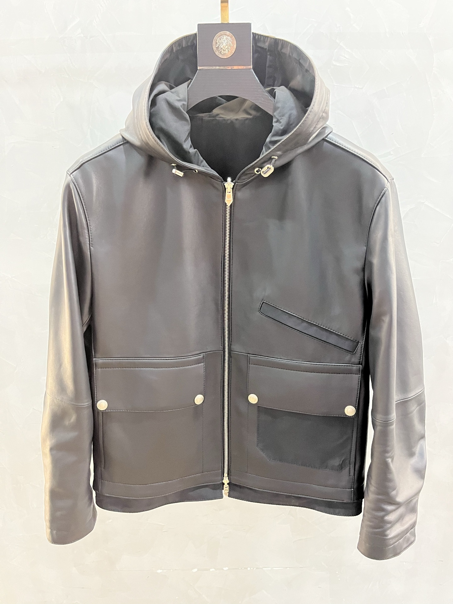 NO:871075,Autumn and winter new Hong Kong counter authentic Hermès hats, reversible leather jackets and jackets, Turkish sheepskin versatile baseball uniform design, more youthful and energetic, neat and smooth cutting lines, no picky hardware accessories, essential windproof products for autumn and winter, simple and fashionable, wide version, versatile, not picky and popular. Recommended code number 48--58 coding:, Hermès-clothing, hermes, jackets & coats, jackets &  coats,leather jacket,sheepskin,hats,19860909秋冬新款香港专柜正品同步爱马仕帽款两面穿皮衣夹克外套,土耳其羊皮百搭棒球服款设计,更显青春活力,车工走线整齐平整,五金配件主脉无任何有挑剔的地方 、秋冬防风必备品 ,简约时尚,阔版从容百搭,不挑人爆款推荐. 码数48—-58编码:,爱马仕-服装,hermes,jackets & coats,jackets & coats,leather jacket,sheepskin,hats,,Women's clothing