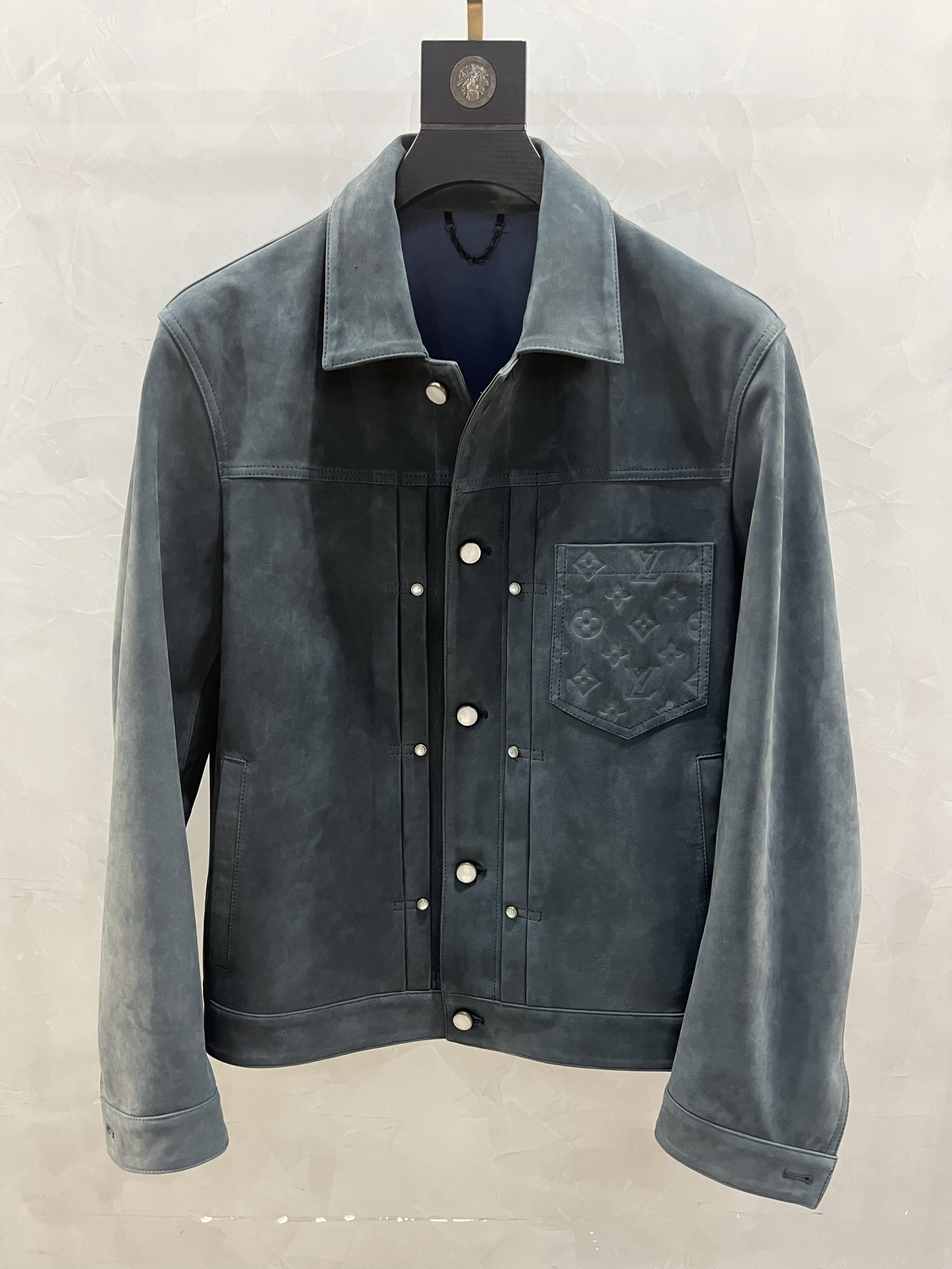 NO:871133,The 2025 new autumn and winter Hong Kong counter synchronizes the LV show turquoise series imported sheepskin suede leather jacket, the collarless silhouette of the lapel leather jacket launched for the first time in the autumn and winter show. The elegant buttons and rivets light up the simple workwear tailoring, highlighting the western style of the autumn and winter series, and the blue hot style is recommended. Code number 48--58 coding:, Louis Vuitton-clothing, louis vuitton, louis vuitton, leather jacket, sheepskin,198609092025秋冬新款香港专柜同步LV秀款绿松石系列 进口羊皮绒面皮衣 ,翻领皮衣秋冬秀场初次推出的无领廓形.考究纽扣和铆钉点亮简约工装剪裁,彰显 秋冬系列的西部风尚,蓝色爆款推荐. 码数48—-58编码:,路易威登-服装,louis vuitton,louis vuitton,leather jacket,sheepskin,,Women's clothing