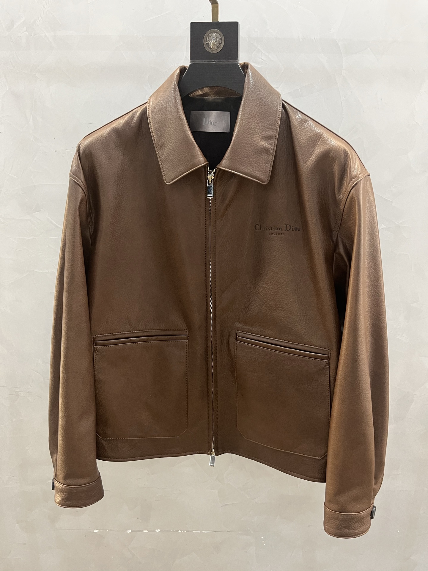 NO:870736,Dior Hong Kong Harbor City counter synchronizes, the latest men's baseball collar sheepskin jacket on the catwalk, the lapel version is slim and trendy, highlighting the urban fashion style, and it has become popular in search engines. The upper body effect is comfortable and big-name, unique. As soon as this came out, it was enthusiastically sought after by men who pursue fashion 'aesthetic' in the city. Code number 48--58 coding:, Dior-clothing, dior, leather jacket, sheepskin,19860909迪奥香港海港城专柜同步,最新走秀款男装棒球领绵羊皮衣,翻领版型修身潮流,彰显都市时尚范,在搜索引擎中又火了一把.上身效果舒适大牌,与众不同.这款一经问世就受到了都市中追求时尚“唯美”男士的热烈追捧. 码数48—-58编码:,迪奥-服装,dior,leather jacket,sheepskin,,Women's clothing