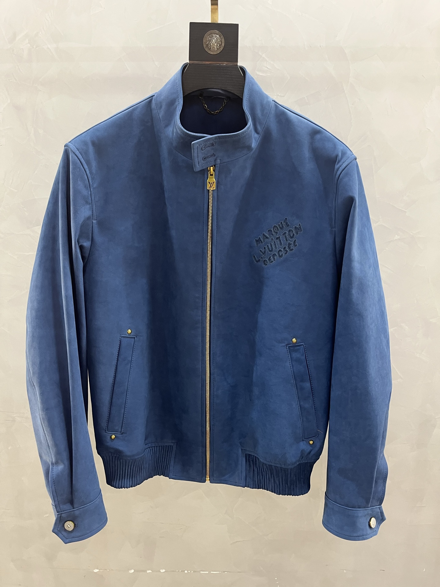 NO:822373,25 new men's suede jacket customized fabric. It feels great. It has a unique touch and shows the texture; the back uses composite technology, which is smooth and delicate. LV on the front The classic five-flower embossing highlights the brand's charm and luxurious quality. There are two flap pockets on the chest to highlight the noble status; at the same time, there are two side pockets below, which are both practical and beautiful. Lujia has always been known for its exquisite craftsmanship and excellent quality. This men's suede leather jacket is the perfect combination of its classic heritage and innovative design. It is a must-have choice for your autumn and winter wardrobe. Two colors. Code numbers 48-58: Louis Vuitton-clothing, louis vuitton,louis vuitton,louis vuitton,louis vuitton,jackets & coats,leather jacket,chamois leather,1986090925新款男士麂皮夹克定制面料.手感超棒.触感独特,尽显质感；反面采用复合工艺,光滑细腻.前面LV 经典的五花压花,彰显品牌魅力与奢华品质.胸前设有两个揭盖口袋,凸显尊贵身份；同时,下方还配有两个侧插口袋,兼具实用与美观.驴家一直以来以精湛工艺和卓越品质著称,此款男士麂皮皮衣更是其经典传承与创新设计的完美结合,是您秋冬衣橱中不可错过的精品之选两个颜色. 码数48—58编码:,路易威登-服装,louis vuitton,louis vuitton,louis vuitton,louis vuitton,jackets & coats,leather jacket,chamois leather,,Women's clothing
