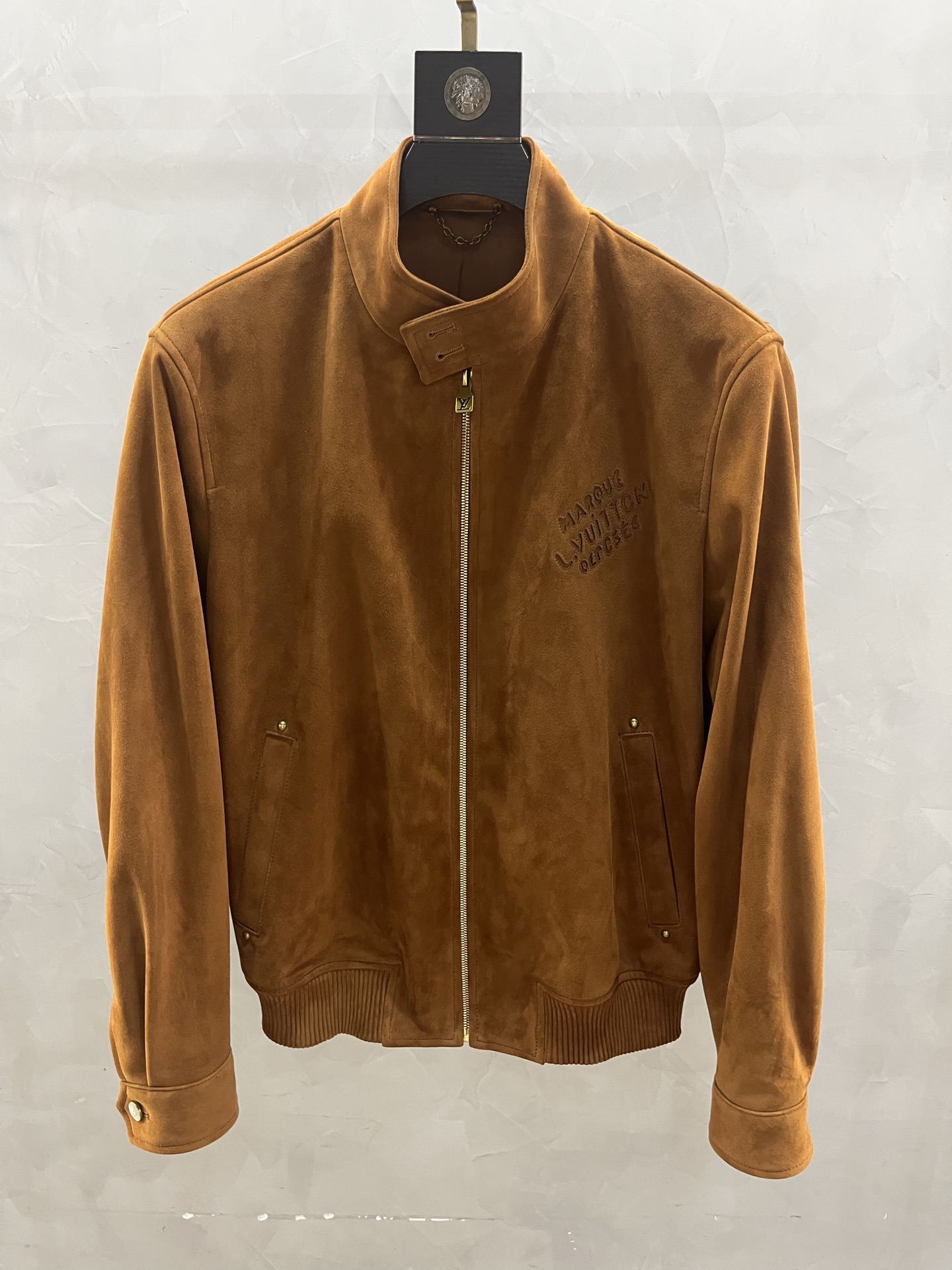 NO:866743,25 new men's suede jacket customized fabric. It feels great. It has a unique touch and shows the texture; the back uses composite technology, which is smooth and delicate. LV on the front The classic five-flower embossing highlights the brand's charm and luxurious quality. There are two flap pockets on the chest to highlight the noble status; at the same time, there are two side pockets below, which are both practical and beautiful. Lujia has always been known for its exquisite craftsmanship and excellent quality. This men's suede leather jacket is the perfect combination of its classic heritage and innovative design. It is a must-have choice for your autumn and winter wardrobe. Two colors. Code numbers 48-58: Louis Vuitton-clothing, louis vuitton,louis vuitton,louis vuitton,louis vuitton,jackets & coats,leather jacket,chamois leather,1986090925新款男士麂皮夹克定制面料.手感超棒.触感独特,尽显质感；反面采用复合工艺,光滑细腻.前面LV 经典的五花压花,彰显品牌魅力与奢华品质.胸前设有两个揭盖口袋,凸显尊贵身份；同时,下方还配有两个侧插口袋,兼具实用与美观.驴家一直以来以精湛工艺和卓越品质著称,此款男士麂皮皮衣更是其经典传承与创新设计的完美结合,是您秋冬衣橱中不可错过的精品之选两个颜色. 码数48—58编码:,路易威登-服装,louis vuitton,louis vuitton,louis vuitton,louis vuitton,jackets & coats,leather jacket,chamois leather,,Women's clothing
