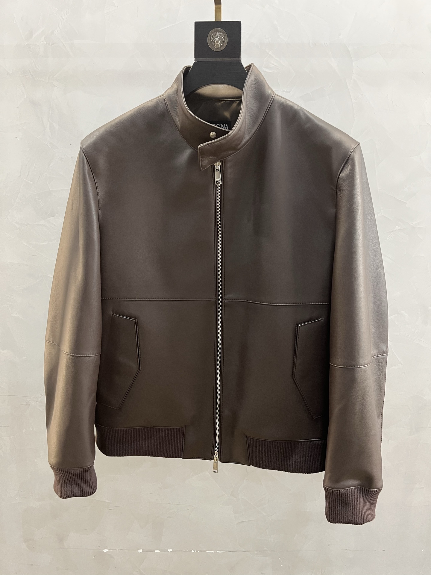 NO:870723,Autumn and winter ZEGNA men's stand-collar high-end fashion casual leather jacket, everyone can control it, and instantly create a mysterious, cool and handsome street style!  Ermenegildo Zegna Urban Casual Stand Collar Leather Jacket, a high-end, fashionable and high-quality baseball collar leather jacket!  The upper body will not feel constrained, and the price/performance ratio is higher. It feels dry, comfortable and high-end, three-dimensional and stylish, and can be blended with any color to create a high-end look!  ZEGNA is a typical urban aristocratic luxury brand. It is synonymous with high-end and fashion. The appropriate benefits of fashion are to make you slimmer and taller, and the vision is infinitely extended~~ The classic black color is restrained and unobtrusive, low-key and can not be ignored. It can be matched with various items. It is highly practical and wearable. If it is worn by a mature and calm man, it will look more handsome and attractive!  Code number 48-58 Coding:, men's clothing, zegna, leather jacket,19860909秋冬ZEGNA男士立领高级时尚休闲皮衣,人人可驾驭,瞬间打造出神秘酷帅街头风格！杰尼亚都市休闲立领皮衣,一款高档时尚很有质感的棒球领皮衣！上身不会有约束感,性价比也更高,摸起来干爽舒适高级,立体又有型,能与任何颜色调和出高级感！ ZEGNA属于典型的都市贵族奢华品牌 高级与时髦的代名词 时髦的恰当好处显瘦显高视觉上无限延长～～经典黑色系内敛又不张扬,低调又不可忽视可以搭配各种单品,实穿性颇高,如果是成熟沉稳的男士穿起来更帅更有魅力！ 码数48—58编码:,男装,zegna,leather jacket,,Women's clothing