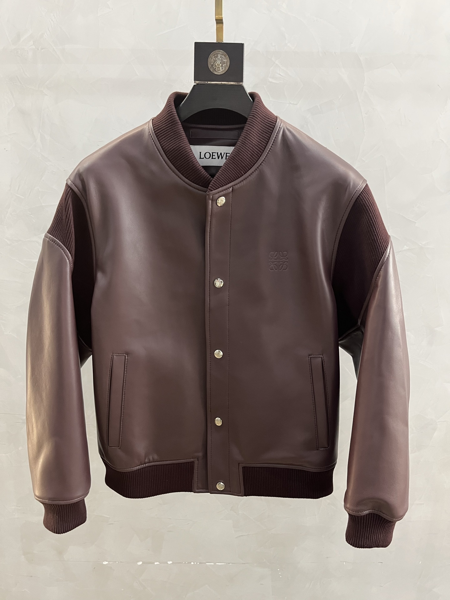 NO:871000,Hong Kong counters simultaneously launch LOEWE's 2025 autumn and winter new men's sheepskin leather jackets, which are now available!  The unique highlight design focuses on the shoulders. The connection between the shoulders and the sleeves cleverly uses black and white contrast thread links to add a touch of fashion and dynamics to the overall look. The high collar design is both warm and elegant; the dropped shoulder style is more casual. The LOEWE LOGO on the back  The leather is used to highlight the charm of the brand and show extraordinary taste in details. The new autumn and winter men's sheepskin leather jacket is undoubtedly a must-have choice for fashionable men. Whether it is business occasions or leisure time. Code number 48-56 Code:, Loewe-clothing, loewe, loewe, leather jacket, sheepskin,19860909香港专柜同步罗意威 LOEWE 2025秋冬新款男士羊皮皮衣震撼登场！独特的亮点设计聚焦于肩膀,肩部与袖子的连接处巧妙运用黑白撞色螺纹链接,为整体造型增添一抹时尚动感.高领设计,既保暖又凸显优雅气质；落肩款式,更显随性自在.而后背的 LOEWE LOGO 贴皮,彰显品牌魅力,于细节处展现不凡品味.秋冬新款男士羊皮皮衣,无疑是时尚男士的必备之选.无论是商务场合还是休闲时光.码数48—56编码:,罗意威-服装,loewe,loewe,leather jacket,sheepskin,,Women's clothing