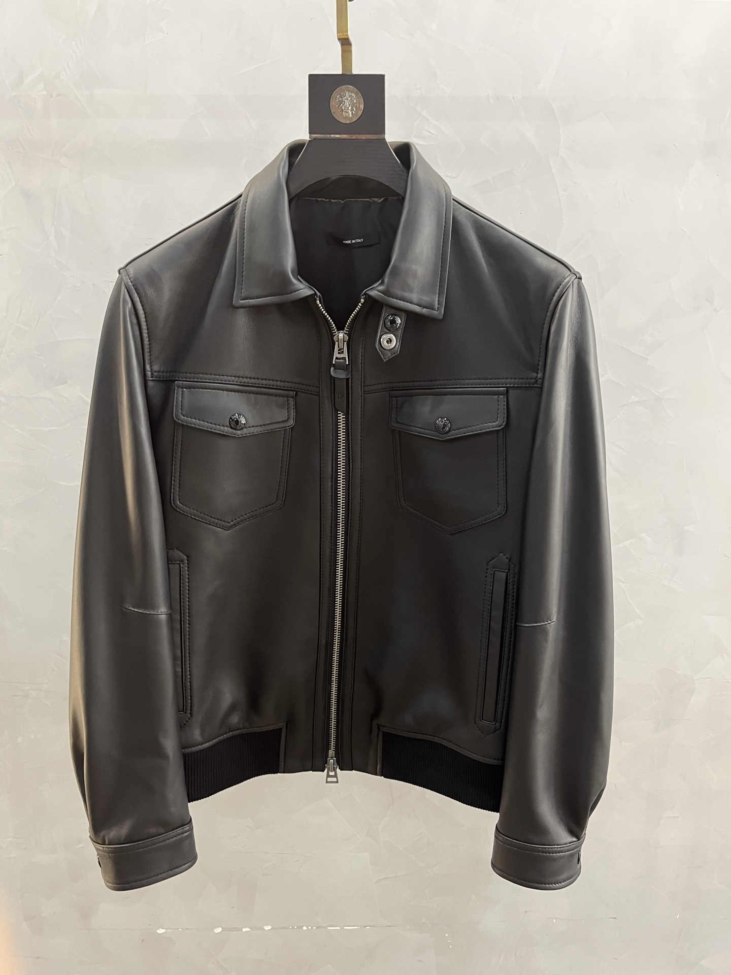NO:871121,Macau Galaxy Counter Genuine Sync 2025TF Tom Ford  New genuine leather shirt-style leather jacket], our products are all made in Italy SOLOMEO. This new jacket combines the lightness of sheepskin and the casual inspiration of a shirt. The lightweight leather suede and black cowhide design ensures that the jacket is light and can be easily worn in warm climates. The Western-style shawl on the shoulders, flap patch pockets and horn buttons give the jacket a unique casual feel. Code number 48-58: Men's clothing, tom ford, jackets & coats, shirts, leather  jacket,cowhide,sheepskin,19860909澳门银河专柜正品同步2025TF 汤姆福特 新款客真皮衬衫式皮衣外套】,我们的产品均在意大利SOLOMEO这款新款外套结合了羊皮的轻盈和衬衫的休闲灵感,轻质皮革的绒面配黑色牛皮设计确保了外套的轻盈,在温暖气候下也可以轻松穿出气质.双肩西部风格的披挂、翻盖贴袋和角质扣让外套拥有与众不同的休闲感.码数48-58编码:,男装,tom ford,jackets & coats,shirts,leather jacket,cowhide,sheepskin,,Women's clothing