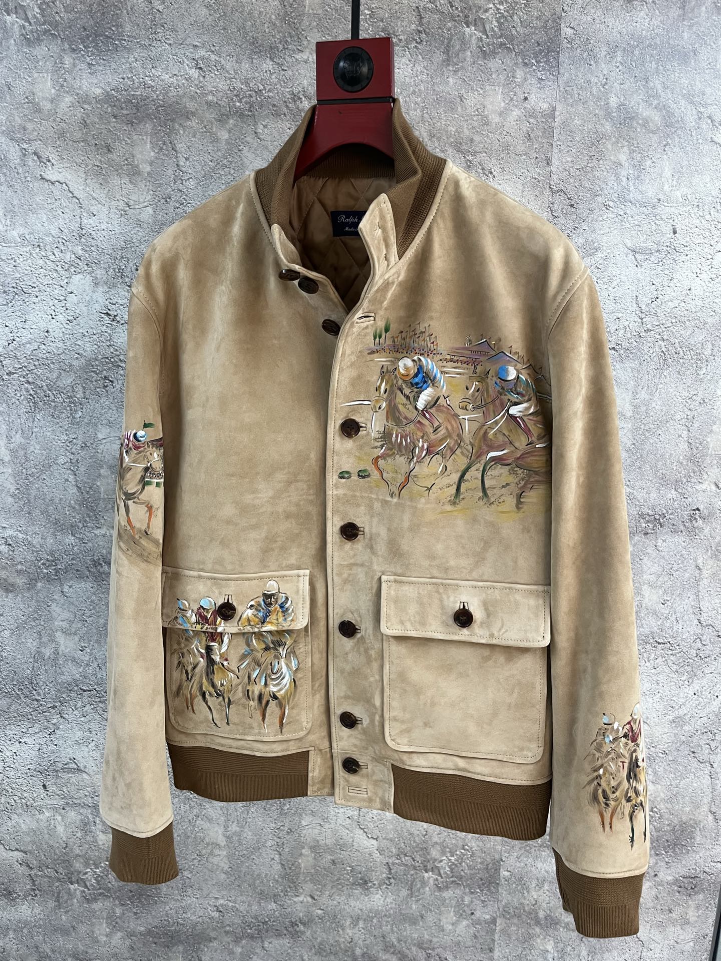 NO:868240,2025 Hong Kong counters synchronize Laflaw's new early spring products, the same style for men and women, hand-painted suede and suede flight suit jackets!  Exclusive customized top-grade goatskin anti-suede technology!  Hand-painted aesthetics with a high-end atmosphere!  The classic round neck and wide shoulder design is high-end, fashionable and handsome!  Abstinent, artistic, high-end, versatile and non-selective, the upper body looks slim!  Cool and sassy!  Three-dimensional cutting process, Yuan version customized imported color knitted thread #suede leather jacket suede leather jacket. Size S----3XL code, Louis Vuitton-clothing, louis vuitton, jackets & coats, leather jacket, sheepskin, chamois leather,198609092025香港专柜同步拉夫劳早春新品 男女同款纯手工彩绘麂皮绒面皮飞行服夹克！独家定制ding级山羊皮 反绒面工艺！高级氛围感的手绘美学！经典圆领宽肩版型设计高级时髦又帅气！禁欲又文艺高级百搭不挑人上身巨显瘦！又酷又飒！立体裁剪工艺,yuan版定制进口配色针织螺纹#麂皮皮衣 绒面皮衣 . 码数S----3XL编码,路易威登-服装,louis vuitton,jackets & coats,leather jacket,sheepskin,chamois leather,,Women's clothing