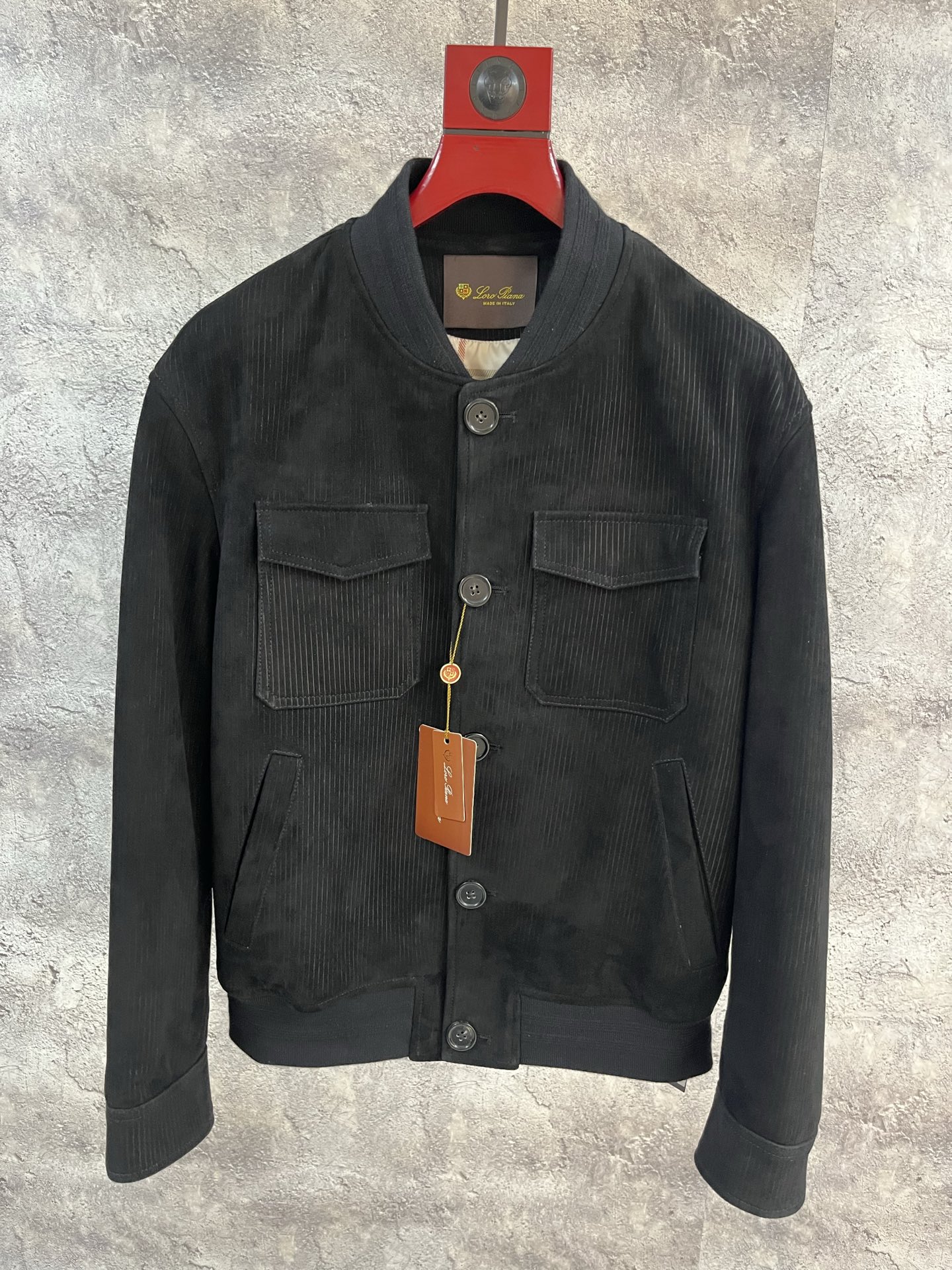 NO:868188,Hong Kong counters synchronize the new autumn and winter men's imported suede sheepskin baseball jackets and leather jackets!  The trading company has rare channels to explore the forefront of fashion. LP Home presents you a corduroy leather jacket that combines classic and modern design elements. The overall materials are extremely luxurious and the configuration is unparalleled. The Italian tops supplied by customers are the best mass-produced leather in the industry, which is quite heavy and expensive. The leather has first-class toughness and texture, full of delicacy, and superior breathability!  It also shows the wearer’s temperament and taste!  Whether for daily wear or attending various occasions, this leather jacket can make you the center of attention!  Code number 48-58 Coding:, men's clothing, loro piana, jackets & coats, leather jacket, sheepskin,19860909香港专柜同步秋冬新款男士进口反绒羊皮棒球服皮衣外套！贸易公司渠道稀出,探索时尚的前沿,LP家为您呈现一款条绒皮衣融合了经典与现代设计元素的皮衣外套.整体的用料极致奢华,无敌的配置,客供的意大利顶属于业界最上乘的量产皮料,颇为重磅且矜贵,皮料韧性度与质感一流,细腻感十足,透气性亦优越！更显现出穿着者的气质和品味！无论是日常穿搭还是参加各种场合,这款皮衣外套都能让您成为焦点！ 码数48—58编码:,男装,loro piana,jackets & coats,leather jacket,sheepskin,,Women's clothing
