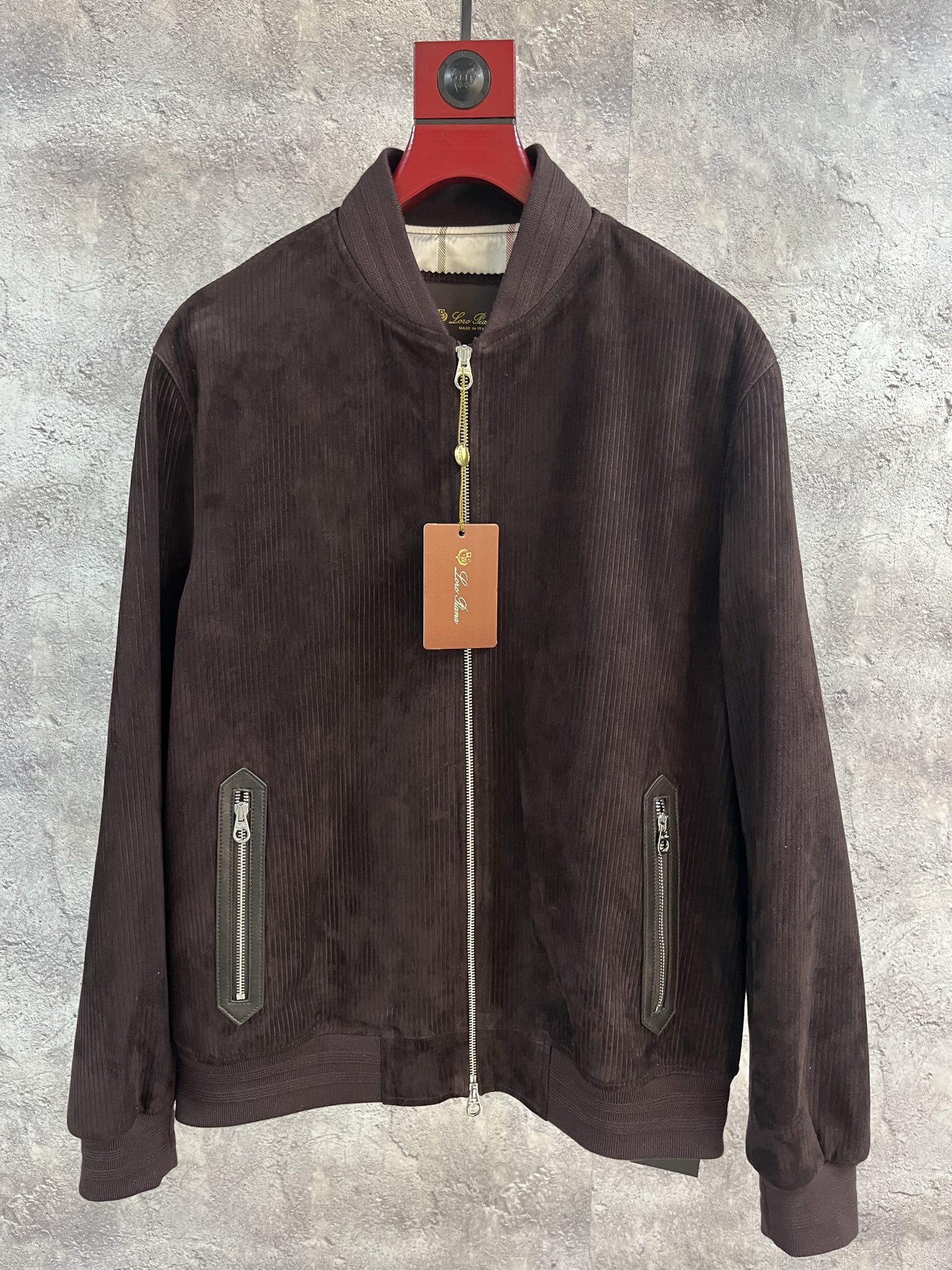 NO:868311,2025 Hong Kong counter synchronizes the new imported men's baseball uniform corduroy suede sheepskin baseball uniform leather jacket jacket!  LP Home presents you a leather jacket that combines classic and modern design elements. The overall materials are extremely luxurious, and the configuration is unbeatable. The Italian top quality leather supplied by the customer is the best mass-produced leather in the industry. It is quite heavy and expensive. The leather has first-class toughness and texture, full of delicacy, and excellent breathability!  It also shows the wearer’s temperament and taste!  Whether it is daily wear or attending various occasions, popular business casual styles are recommended. Code numbers 48-58: men's clothing, loro piana, jackets & coats, jackets & coats, leather jacket, sheepskin,198609092025香港专柜同步新款男士进口棒球服条绒反绒羊皮棒球服皮衣夹克外套！LP家为您呈现一款融合了经典与现代设计元素的皮衣外套.整体的用料极致奢华,无敌的配置,客供的意大利顶尖属于业界最上乘的量产皮料,颇为重磅且矜贵,皮料韧性度与质感一流,细腻感十足,透气性亦优越！更显现出穿着者的气质和品味！无论是日常穿搭还是参加各种场合,商务休闲爆款推荐. 码数48—58编码:,男装,loro piana,jackets & coats,jackets & coats,leather jacket,sheepskin,,Women's clothing
