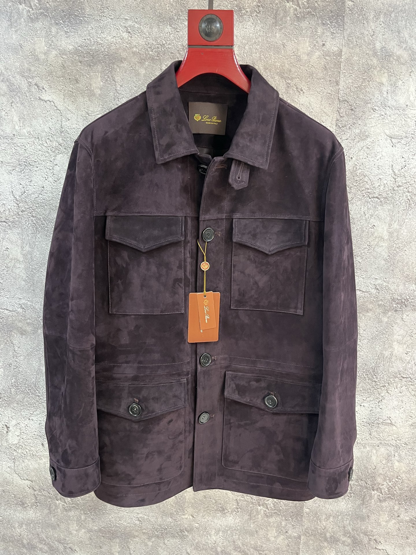 NO:870974,Macau counter synchronizes the new autumn and winter men's imported hybrid sheep suede sheepskin hunting leather jacket mid-length coat!  Inside, the channels of the sophisticated trading company are rare, and at the same time exploring the forefront of fashion, LP Home presents you a leather jacket that combines classic and modern design elements. The overall material is extremely luxurious, and it is the best mass-produced leather in the industry. It is quite heavy and expensive. The leather has first-class toughness and texture, full of delicacy, and excellent breathability!  It also shows the wearer’s temperament and taste!  Whether for daily wear or attending various occasions, this leather jacket can make you the center of attention!  Code number 48-58 Coding:, men's clothing, loro piana, jackets & coats, jackets & coats, leather jacket, sheepskin,19860909澳门专柜同步秋冬新款男士进口混种羊反绒羊皮猎装皮衣夹克中长款外套！内里复合精致贸易公司渠道稀出,同探索时尚的前沿,LP家为您呈现一款融合了经典与现代设计元素的皮衣外套.整体的用料极致奢华,属于业界最上乘的量产皮料,颇为重磅且矜贵,皮料韧性度与质感一流,细腻感十足,透气性亦优越！更显现出穿着者的气质和品味！无论是日常穿搭还是参加各种场合,这款皮衣外套都能让您成为焦点！码数48—58编码:,男装,loro piana,jackets & coats,jackets & coats,leather jacket,sheepskin,,Women's clothing