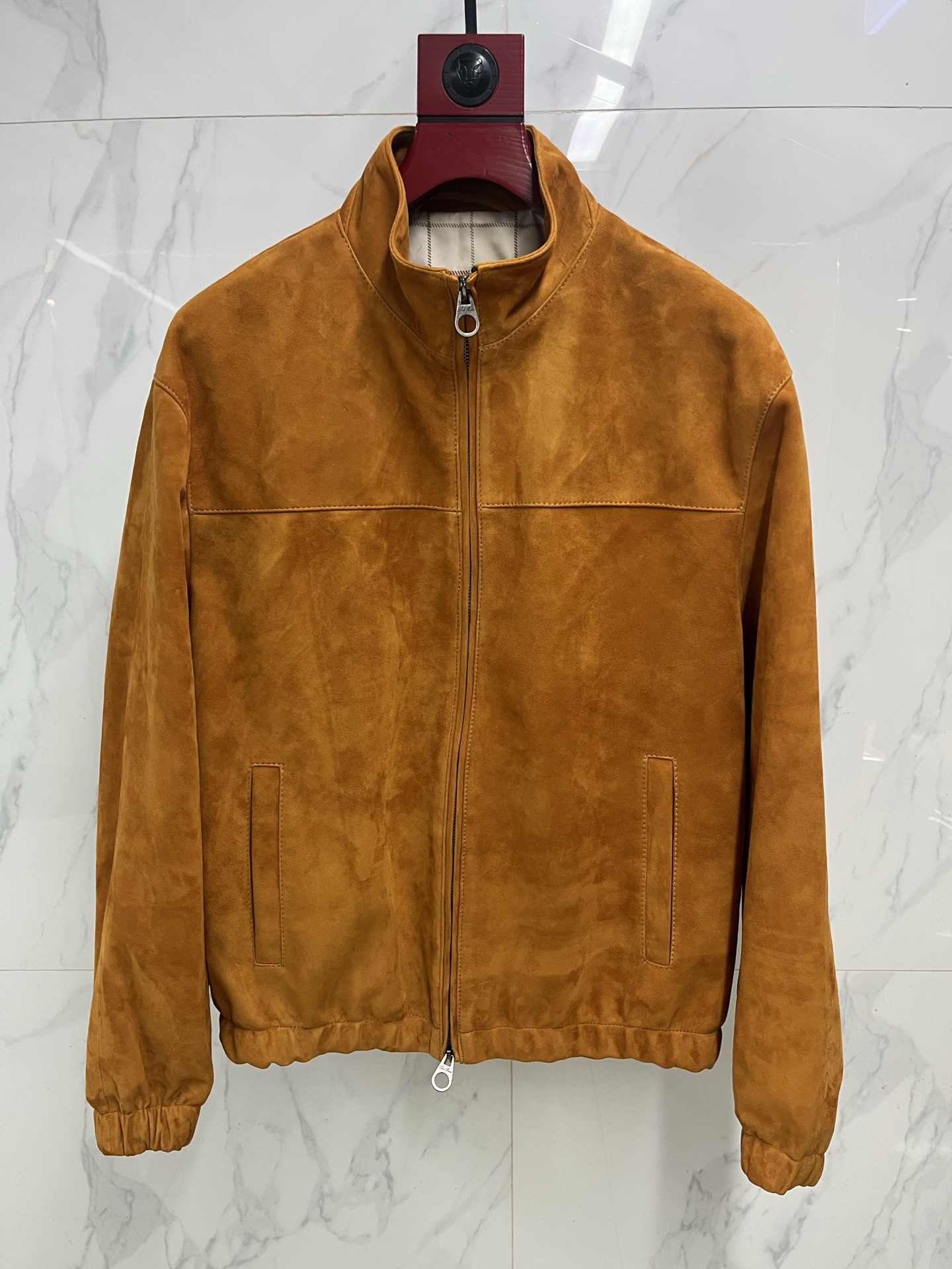 NO:870784,Hong Kong counters synchronize the new autumn and winter men's imported suede sheepskin stand-collar leather jackets!  Trading company channels are scarce, and GW is on sale simultaneously!  Exploring the forefront of fashion, LP presents you a leather jacket that combines classic and modern design elements. The overall materials are extremely luxurious and the configuration is unparalleled. The top-notch Italian Nappa sheepskin supplied by customers is the best mass-produced leather in the industry. It is quite heavy and expensive. The leather has first-class toughness and texture, full of delicacy, and superior breathability!  It also shows the wearer’s temperament and taste!  Whether it is daily wear or attending various occasions, the caramel color counter has a one-to-one reproduction code number 48-58: men's clothing, loro piana, jackets & coats, jackets & coats, leather jacket, sheepskin,19860909香港专柜同步秋冬新款男士进口反绒羊皮立领皮衣夹克外套！贸易公司渠道稀出,同步GW发售！探索时尚的前沿,LP家为您呈现一款融合了经典与现代设计元素的皮衣外套.整体的用料极致奢华,无敌的配置,客供的意大利顶尖纳帕Nappa绵羊皮,属于业界最上乘的量产皮料,颇为重磅且矜贵,皮料韧性度与质感一流,细腻感十足,透气性亦优越！更显现出穿着者的气质和品味！无论是日常穿搭还是参加各种场合,焦糖色专柜一比一复刻码数48—58编码:,男装,loro piana,jackets & coats,jackets & coats,leather jacket,sheepskin,,Women's clothing