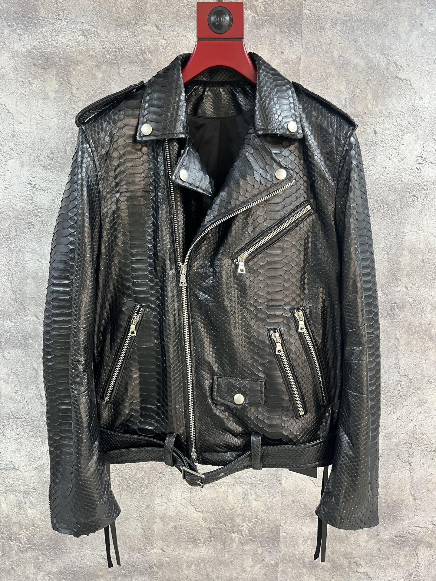 NO:923246,Same style for men and women. Amiri python leather coat synchronized with Hong Kong counters in autumn and winter. The two most popular colors on the brand catwalk. Recommended for multi-star tops. [Same style for men and women] Top-grade python skin. Non-market spliced snake skin. Extra large opening. No broken skin. Less splicing. One-foot leather. The original molded hardware is completely different from the cheap hardware. The texture is super good.  Different from market products, the counters sell for hundreds of thousands. The code size is S-----3XL. High-end products need to be customized and coded in about 15 days. Women's clothing, amiri, leather jacket, snakeskin,19860909男女同款 秋冬香港专柜同步Amiri 蟒蛇皮衣 品牌走秀最两个色多明星上身爆款推荐【男女同款】顶级蟒蛇皮 非市场拼接蛇皮 超大开张 无碎皮 少拼接 一尺皮.原版开模五金 和便宜五金份量完全不同 质感超好 区别市场货,专柜卖十几万.码数S-----3XL高端产品需要定制15天左右编码,女装,amiri,leather jacket,snakeskin,,Women's clothing