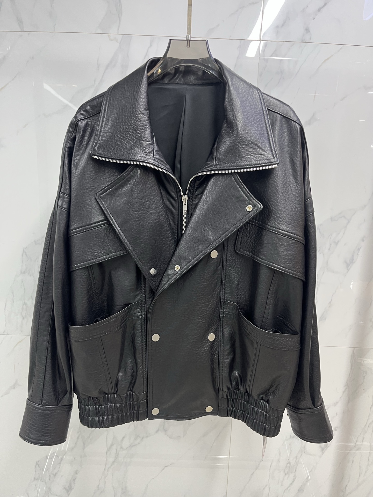 NO:892299,Same style for men and women. Exclusive first launch of high-end original quality Sain*Laurent25 new early autumn double-breasted top imported bubble leather motorcycle jacket!  Couple style for men and women!  Original purchase!  The custom leather is super delicate!  The elegant stand-up lapel style is chic and high-end!  It can be handsome or turn into a girly girl in seconds. Imported New Zealand lambskin. Original customized wide version, versatile and easy on the upper body. Super genuine imported original hardware accessories. Perfect workmanship, quality depends on the details!  Welcome to the counter to compare the shipped accessories and hardware, one to one reproduction, two colors: black and coffee. Size S--2XL code, Saint Laurent-clothing, saint laurent, saint laurent, jackets & coats, sheepskin,19860909男女同款 独家首发高端原单品质Sain*Laurent25早秋新品 双排扣顶级进口泡皮小羊皮机车夹克！男女同款情侣款！原版购入！定制皮质超级细腻！气质立翻领版型又飒又高级！可以帅气也可以秒变软妹纸.进口新西兰小绵羊皮.原版定制阔版版型百搭不挑人上身超级正进口原版五金配件.完美做工品质看细节！欢迎专柜对比出发货辅料五金一比一复刻,两个颜色黑和咖. 码数S--2XL编码,圣罗兰-服装,saint laurent,saint laurent,jackets & coats,sheepskin,,Women's clothing