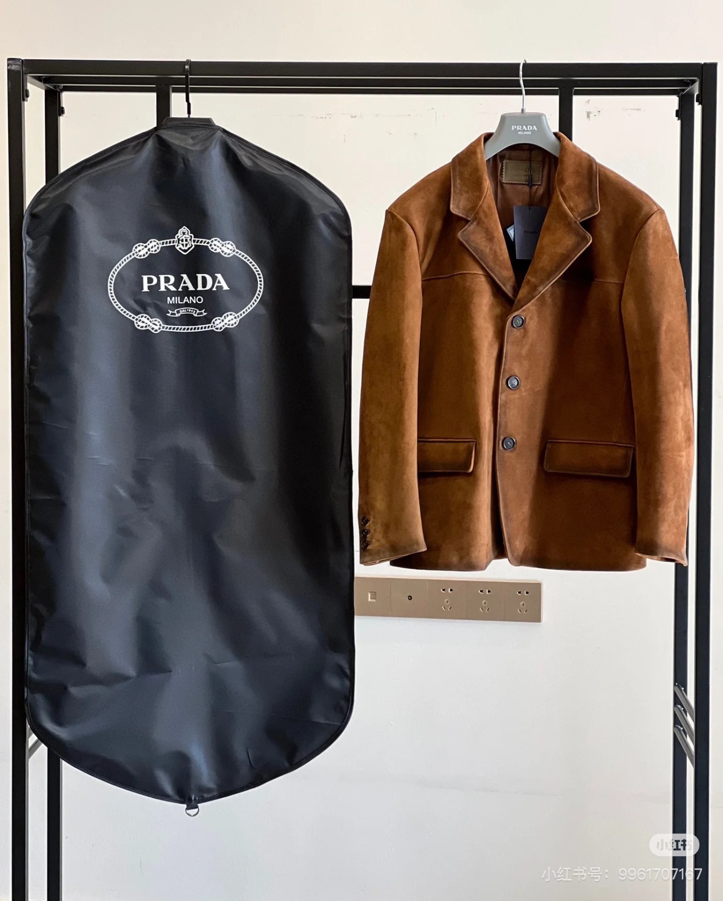 NO:868175,2025 new autumn and winter suits imported tire cowhide Prada high-end line, OEM first sale of imported private goods Prada autumn and winter new business casual suit leather jackets, Macau counters simultaneously on the shelves, imported New Zealand cowhide multi-element stitching fashion atmosphere is definitely not ordinary products in the market, the upper body is soft and comfortable, no sense of weight-bearing constraints) senior designers carefully cut!  The most popular pin supply design in autumn and winter, the original hardware mold opening accessories, the workmanship details are impeccable!  Recommend hot-selling items if you know the goods, available from stock. Code number 48--58:, Prada-clothing, prada, leather jacket, cowhide,198609092025秋冬新款西服进口胎牛皮普拉达高端线、代工厂首单发售进口私货普拉达秋冬新款商务休闲西服皮衣、澳门专柜同步上架、进口新西兰牛皮多元素缝线时尚大气绝非市场普通货,上身柔软舒适,无负重束缚感）深资设计师精心裁剪！秋冬最流行供针设计原版五金开模附件配件做工细节无可挑剔！懂货入手爆款推荐,现货供应. 码数48—-58编码:,普拉达-服装,prada,leather jacket,cowhide,,Women's clothing