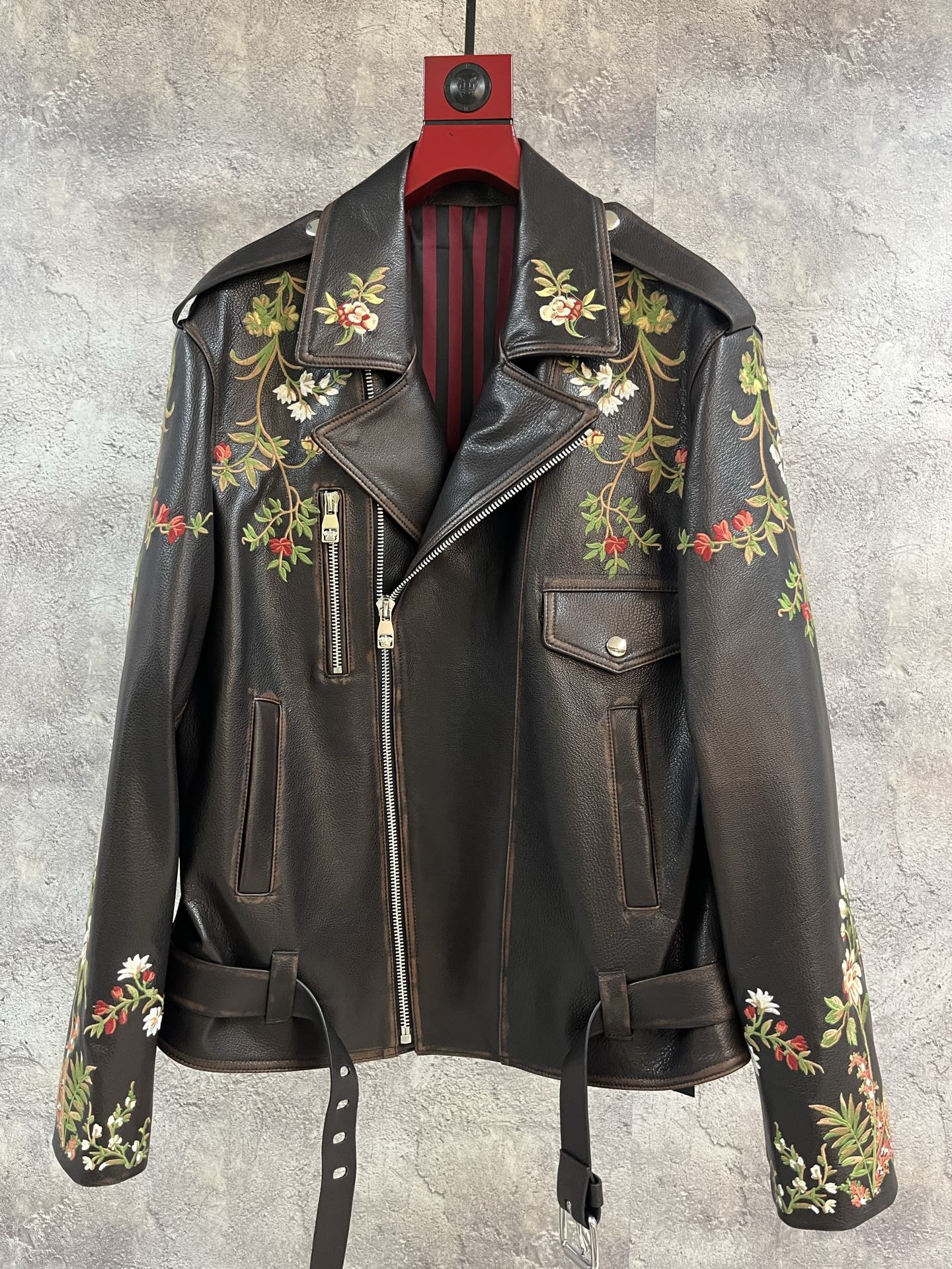 NO:870792,The same style for men and women. Ding Chengxin shows the same style for men in autumn and winter. The same style for Et Ro stars. Every outfit looks cool!  The heavily embroidered retro motorcycle leather jacket really has no resistance to trendy men and trendy women. Ding Chengxin, don’t be too handsome!  !  A brown plaid shirt is paired with work parachute pants, a reversible pilot jacket, and red and white high-top casual sneakers. This is a vigorous and energetic man. This daily look is perfect for boys to learn from!  Recommended hot styles: code size S---3XL, women's clothing, jackets & coats, shirts, leather jacket,19860909男女同款 秋冬明星同款丁程鑫潮男穿搭示范,Et Ro明星同款每一套都很帅！重工刺绣复古机车皮衣果然对潮男潮女没有一点抵抗力,丁程鑫你小子别太帅了！！ 棕色格纹衬衫搭配工装降落伞裤,再加上双面穿飞行员外套,脚踩红白配色的高帮休闲板鞋,元气活力男大,这套日常look太适合男生借鉴了！爆款推荐 码数S---3XL编码,女装,jackets & coats,shirts,leather jacket,,Women's clothing