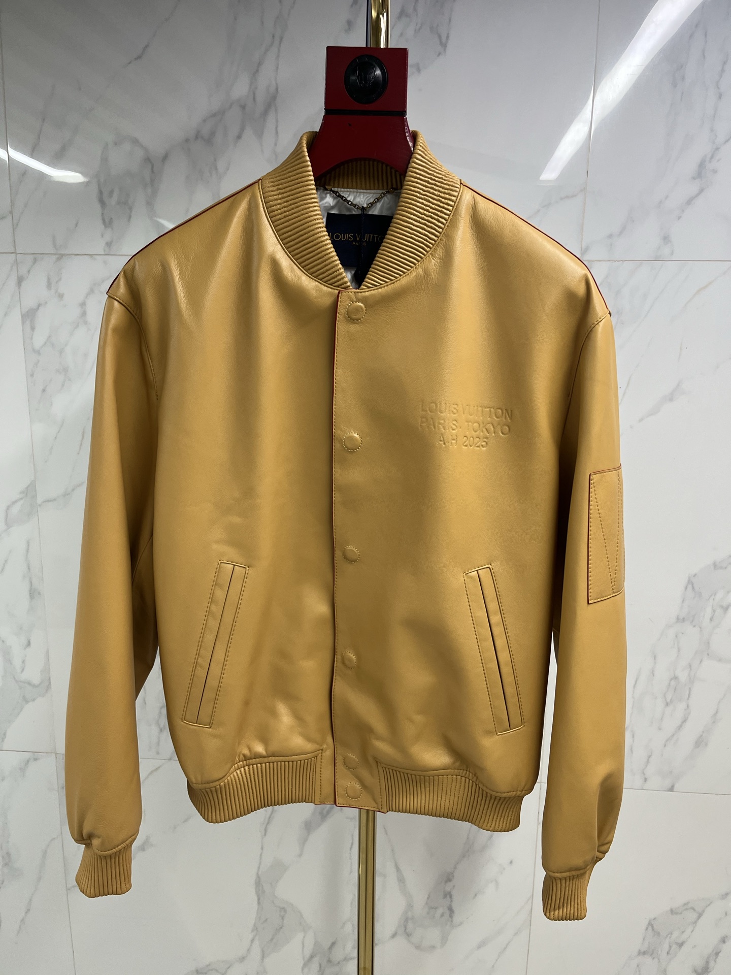 NO:870973,Hong Kong counters synchronize with Louis Vuitton to track the Louis Vuitton 2025 men's autumn and winter series. The series is designed by Pharrell and Nigo  Co-designed and inspired by key moments that continue to shape today's culture. Imported Turkish sheepskin is soft, delicate and feels good. Long before this collaboration, Nigo had already begun to rewrite the rules of luxury. In the early 2000s, he specially ordered a series of natural Vachetta leather bags - deliberately avoiding the brand's logo, opting for untreated leather and let it tell the story  His own story. Warm, raw and quietly expressive, this material became his obsession. Twenty years later, it became the cornerstone of his collaboration with Pharrell, a legacy of refinement, antiquity and timeless elegance. It is more than a retrospective, but a reaffirmation of the craftsmanship, individuality and collector's deep vision that originally defined Nigo's relationship with the brand.  Code number 48-58 coding: Louis Vuitton-clothing, louis vuitton, louis vuitton, sheepskin,19860909香港专柜同步Louis Vuitton 追踪了 Louis Vuitton 2025 男装秋冬季该系列由 Pharrell 与 Nigo 共同设计,灵感来源于持续塑造当今文化的关键时刻.进口土耳其羊皮柔软细腻手感好,早在这次合作之前,Nigo就已经开始改写奢侈品的规则.在21世纪初,他特别订购了一系列天然Vachetta皮革包——故意避开品牌的标志,选择未经处理的皮革,让它讲述自己的故事.这种材料温暖、原始且安静地表达着,成为了他的痴迷.二十年后,它成为他与Pharrell合作的基石,传承着精致、古旧和历久弥新的优雅.它不仅是一次回顾,更是对工艺、个性和收藏家深邃眼光的再次肯定,这些最初定义了Nigo与品牌的关系. 码数48——58编码:,路易威登-服装,louis vuitton,louis vuitton,sheepskin,,Women's clothing