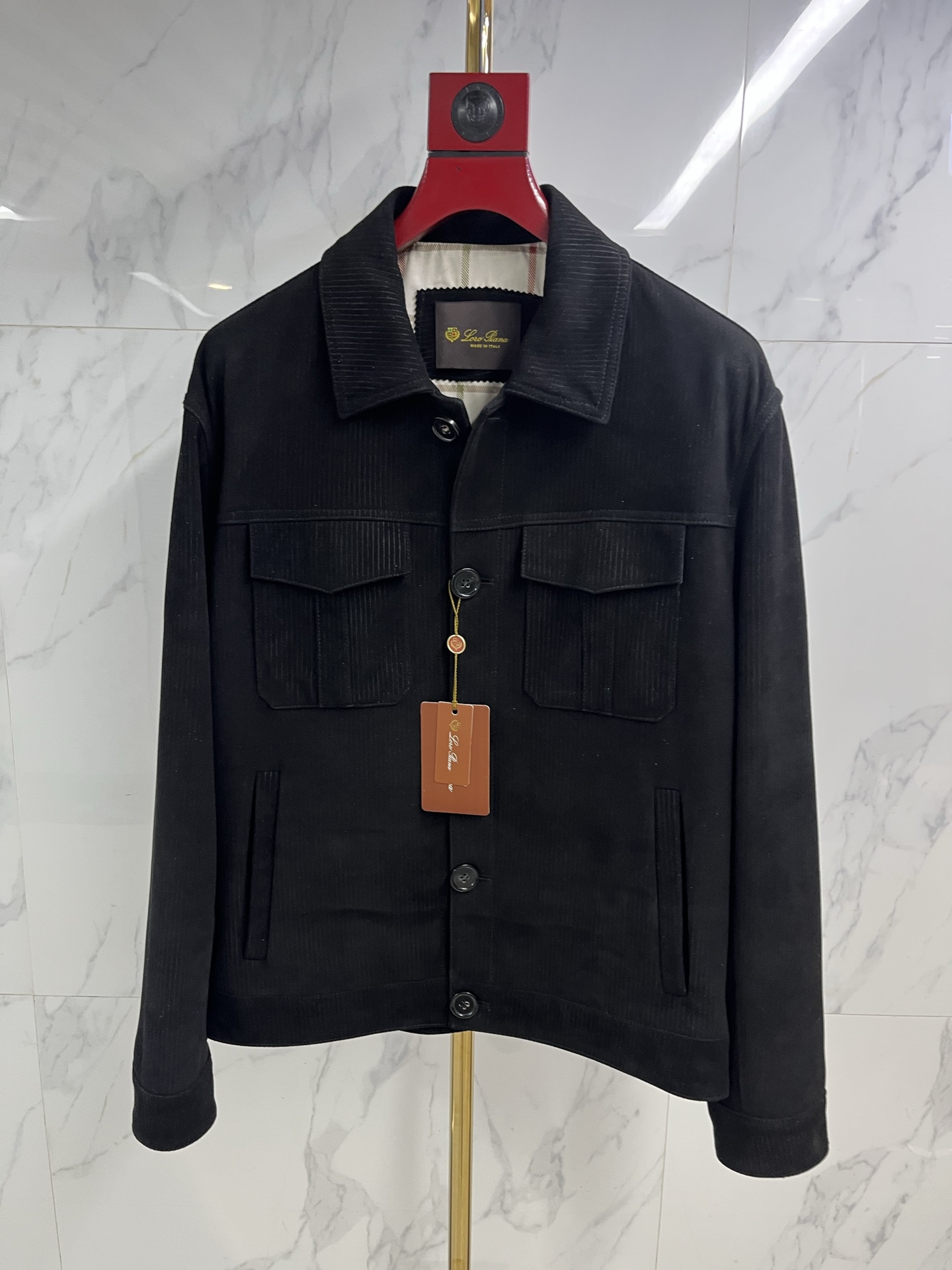 NO:871090,2025 Hong Kong counter synchronized autumn and winter new men's imported corduroy suede sheepskin lapel leather jackets!  Trading company channels are scarce, and GW is on sale simultaneously!  Exploring the forefront of fashion, LP presents you a leather jacket that combines classic and modern design elements. The overall materials are extremely luxurious and the configuration is unparalleled. The top-notch Italian Nappa sheepskin supplied by customers is the best mass-produced leather in the industry. It is quite heavy and expensive. The leather has first-class toughness and texture, full of delicacy, and superior breathability!  It also shows the wearer’s temperament and taste!  Whether for daily wear or attending various occasions, this leather jacket can make you the center of attention!  Two colors: black and coffee, code number 48-58:, men's clothing, loro piana, jackets & coats, jackets & coats, leather jacket, sheepskin,198609092025香港专柜同步秋冬新款男士进口条绒反绒羊皮翻领皮衣夹克外套！贸易公司渠道稀出,同步GW发售！探索时尚的前沿,LP家为您呈现一款融合了经典与现代设计元素的皮衣外套.整体的用料极致奢华,无敌的配置,客供的意大利顶尖纳帕Nappa绵羊皮,属于业界最上乘的量产皮料,颇为重磅且矜贵,皮料韧性度与质感一流,细腻感十足,透气性亦优越！更显现出穿着者的气质和品味！无论是日常穿搭还是参加各种场合,这款皮衣外套都能让您成为焦点！两个颜色黑和咖 码数48—58编码:,男装,loro piana,jackets & coats,jackets & coats,leather jacket,sheepskin,,Women's clothing