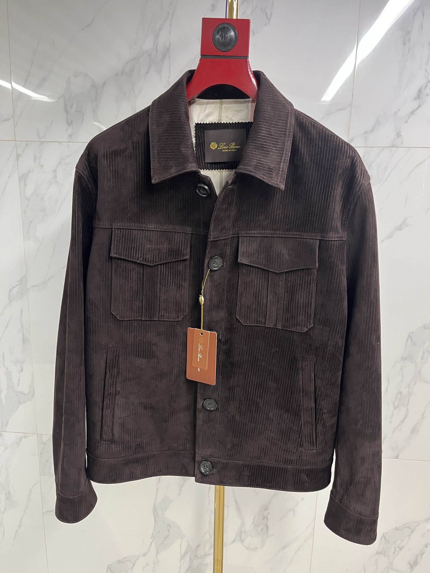 NO:868243,2025 Hong Kong counter synchronized autumn and winter new men's imported corduroy suede sheepskin lapel leather jackets!  Trading company channels are scarce, and GW is on sale simultaneously!  Exploring the forefront of fashion, LP presents you a leather jacket that combines classic and modern design elements. The overall materials are extremely luxurious and the configuration is unparalleled. The top-notch Italian Nappa sheepskin supplied by customers is the best mass-produced leather in the industry. It is quite heavy and expensive. The leather has first-class toughness and texture, full of delicacy, and superior breathability!  It also shows the wearer’s temperament and taste!  Whether for daily wear or attending various occasions, this leather jacket can make you the center of attention!  Two colors: black and coffee, code number 48-58:, men's clothing, loro piana, jackets & coats, jackets & coats, leather jacket, sheepskin,198609092025香港专柜同步秋冬新款男士进口条绒反绒羊皮翻领皮衣夹克外套！贸易公司渠道稀出,同步GW发售！探索时尚的前沿,LP家为您呈现一款融合了经典与现代设计元素的皮衣外套.整体的用料极致奢华,无敌的配置,客供的意大利顶尖纳帕Nappa绵羊皮,属于业界最上乘的量产皮料,颇为重磅且矜贵,皮料韧性度与质感一流,细腻感十足,透气性亦优越！更显现出穿着者的气质和品味！无论是日常穿搭还是参加各种场合,这款皮衣外套都能让您成为焦点！两个颜色黑和咖 码数48—58编码:,男装,loro piana,jackets & coats,jackets & coats,leather jacket,sheepskin,,Women's clothing