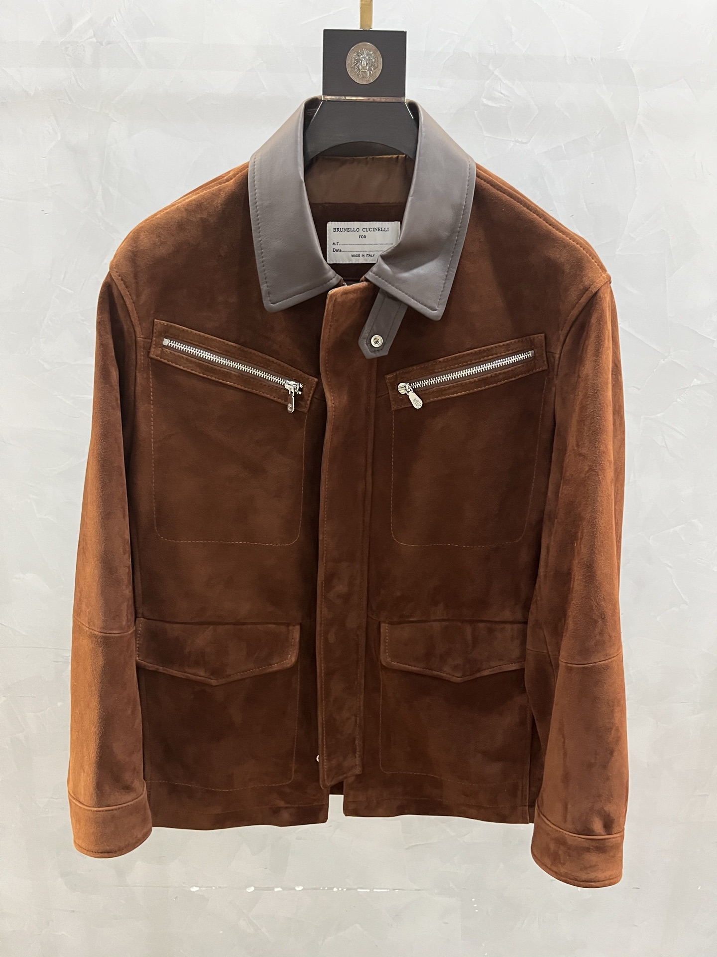 NO:870965,Macau counter syncs with BC Brunello Cucinell 2025 Autumn and Winter genuine leather jackets, the hardcore debut. The suede brown comes with a retro filter. The suede texture is so delicate that it makes you instantly look like a street yuppie when you put it on.  The dark brown glossy oily leather is full of high-end luster, and there is no pressure to switch between business and leisure. The unique texture has a cool soul hidden in the aura of a big man. The dark pattern details are suitable for niche tastes. It is a hard-core leather that will not be out of place when you go out on the street. It is wind-resistant and resistant to wear. If you have this piece for autumn and winter, your style will go crazy!  码数48—58编码:,男装,brunello cucinelli,leather jacket,chamois leather,19860909澳门专柜同步BC Brunello Cucinell 2025秋冬真皮皮衣,硬核登场 麂皮棕自带复古滤镜,麂皮质感细腻到犯规,穿上秒变街头雅痞 深棕光面油润皮革泛着高级光泽,商务休闲切换无压力,大佬气场拉满独特肌理藏着酷飒灵魂,暗纹细节拿捏小众品味,出街不撞款都是真皮硬核品质,抗风又抗造 秋冬穿搭有这一件,风格直接杀疯！ 码数48—58编码:,男装,brunello cucinelli,leather jacket,chamois leather,,Women's clothing