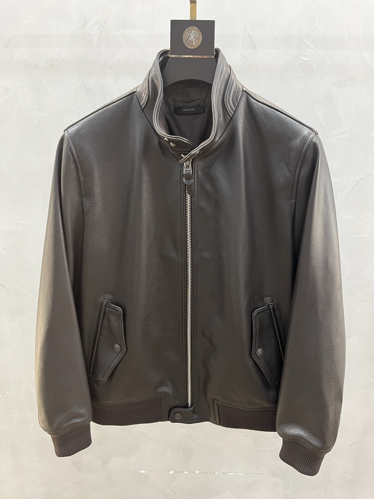 NO:822379,The new autumn and winter TOM FORD has a stand-up collar that is soft to the touch, high-quality, and has a simple yet fashionable design. It perfectly blends retro and modern elements, showing unparalleled charm. The classic stand-up collar design, combined with the personalized zipper and four-button closure design, is not only convenient and practical, but also adds a sense of fashion. The TF leather jacket is not only a fashion item, but also a reflection of an attitude towards life. It represents your pursuit of quality, love for fashion, and passion for life.  The style of the stand-up collar jacket is fashionable and capable, which not only shows your elegant posture, but also gives you confidence and charm. Whether you are walking through the bustling streets of the city, this Tom Ford has two colors and code numbers of 48-58. Coding:, men's clothing, tom ford, tom ford, jackets & coats, leather jacket,19860909秋冬新款TOM FORD汤姆福特、立领触感柔软,质感上乘,设计简约而不失时尚感.它完美地融合了复古与现代的元素,展现出无与伦比的魅力.经典的立领设计,结合个性的拉链和四合扣闭合设计,不仅方便实用,更增添了几分时尚感.TF皮衣不仅仅是一件时尚单品,更是一种生活态度的体现.它代表着你对品质的追求,对时尚的热爱,对生活的热情. 立领夹克的版型,时尚而干练,不仅展现出您的优雅身姿,更赋予您自信与魅力.无论是穿梭于都市的繁华街道这款汤姆福特 ,两个颜色 码数48—58编码:,男装,tom ford,tom ford,jackets & coats,leather jacket,,Women's clothing